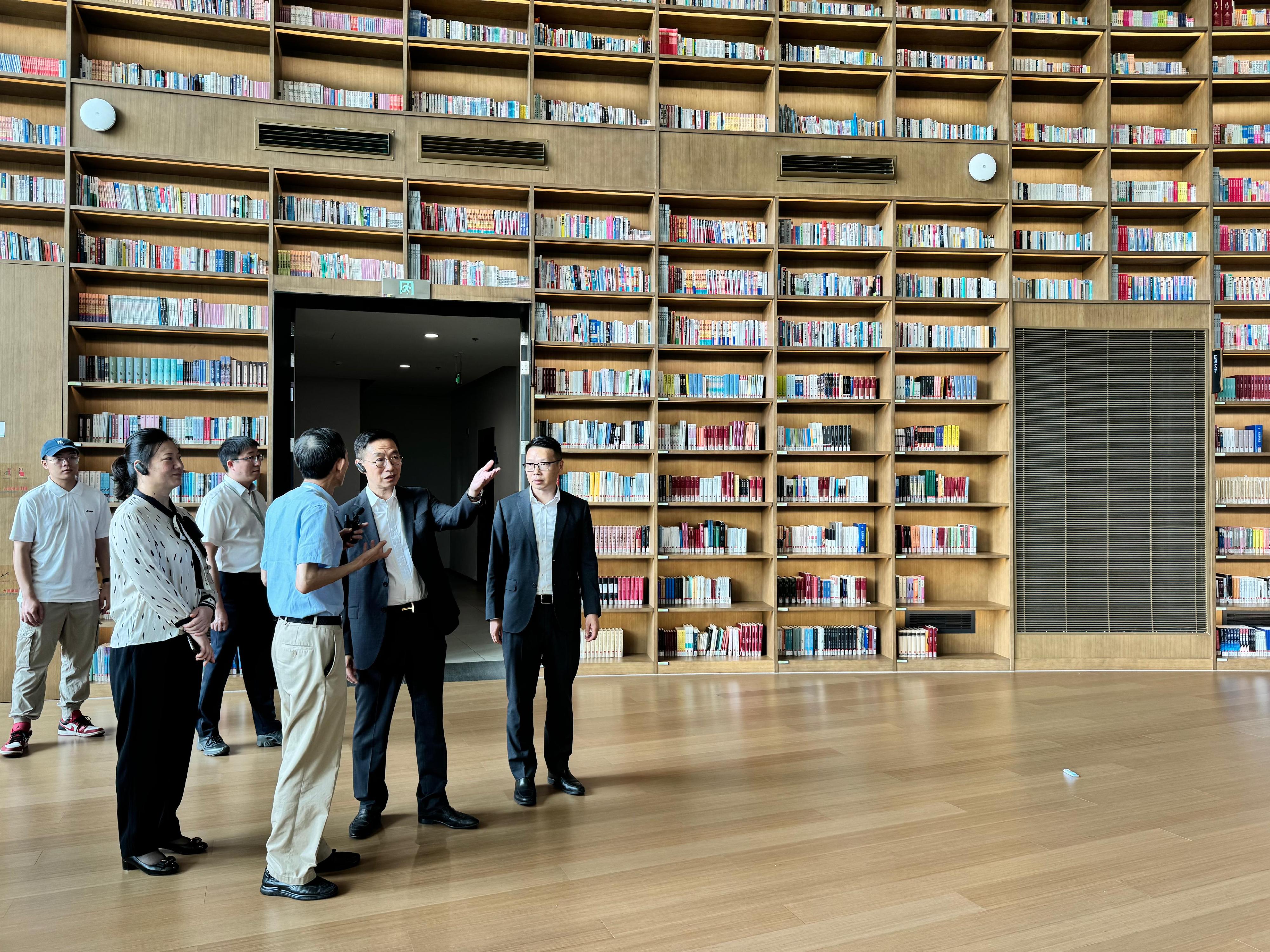 The Secretary for Culture, Sports and Tourism, Mr Kevin Yeung (front row, centre), today (September 25) visited the library in Tianfu Art Park.