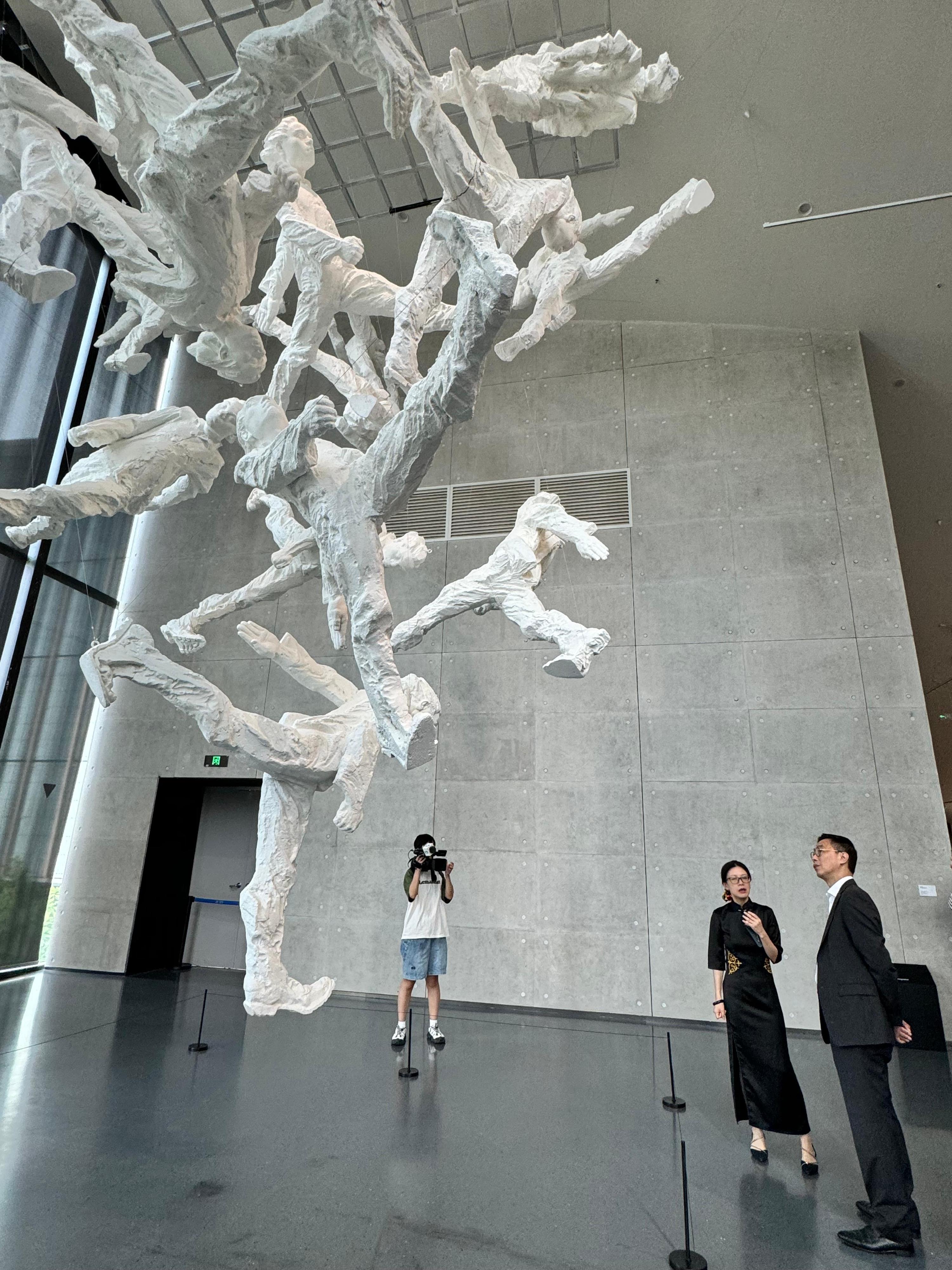 The Secretary for Culture, Sports and Tourism, Mr Kevin Yeung (right), today (September 25) visited the contemporary art museum in Tianfu Art Park.