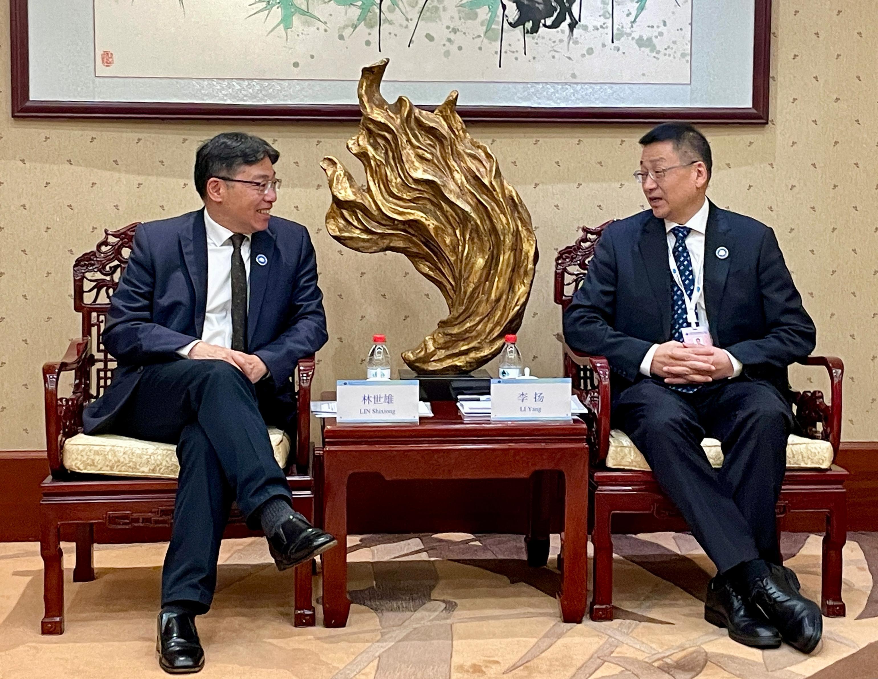 The Secretary for Transport and Logistics, Mr Lam Sai-hung, met with Vice Minister of Transport Mr Li Yang in Beijing today (September 25). Photo shows Mr Lam (left) briefing Mr Li (right) on Hong Kong's latest developments, including aviation, maritime matters, usage of the Hong Kong-Zhuhai-Macao Bridge as well as the Guangzhou-Shenzhen-Hong Kong Express Rail Link.