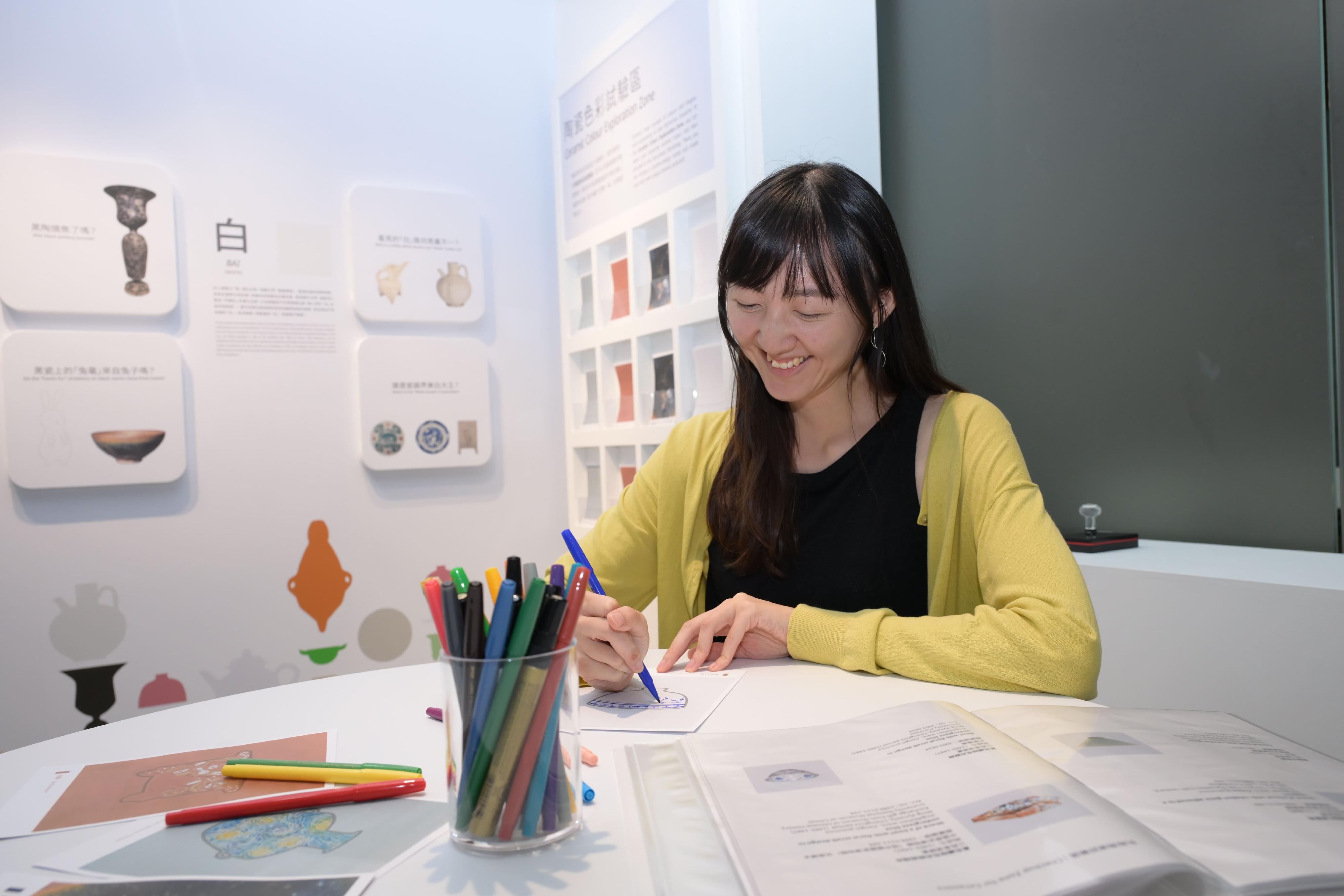 「古早策展人系列：陶人新语一穿越时空的色彩实验」展览由明日（九月二十六日）起在油街玻璃屋展出。展览特设教育展厅，每日下午特定时段，工作人员将化身成陶瓷实验专员，以生动有趣的方式让观众认识陶瓷制作的窍门，并带领公众在「陶瓷色彩试验区」 探索不同的陶瓷色彩。