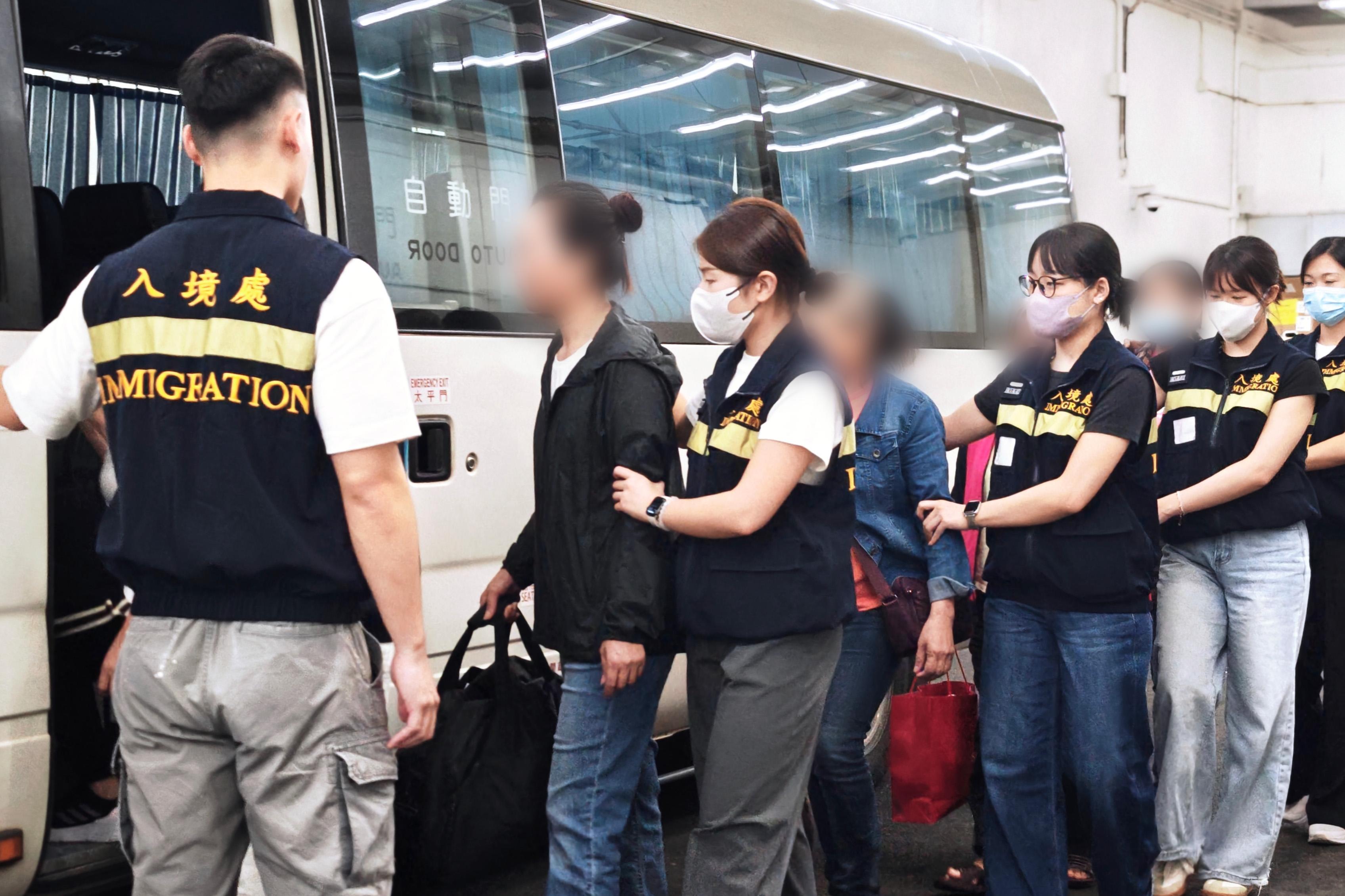 The Immigration Department (ImmD) carried out a repatriation operation today (September 25). A total of 20 Vietnamese illegal immigrants were repatriated to Vietnam. Photo shows removees being escorted by ImmD officers to proceed from the detention place to the airport.