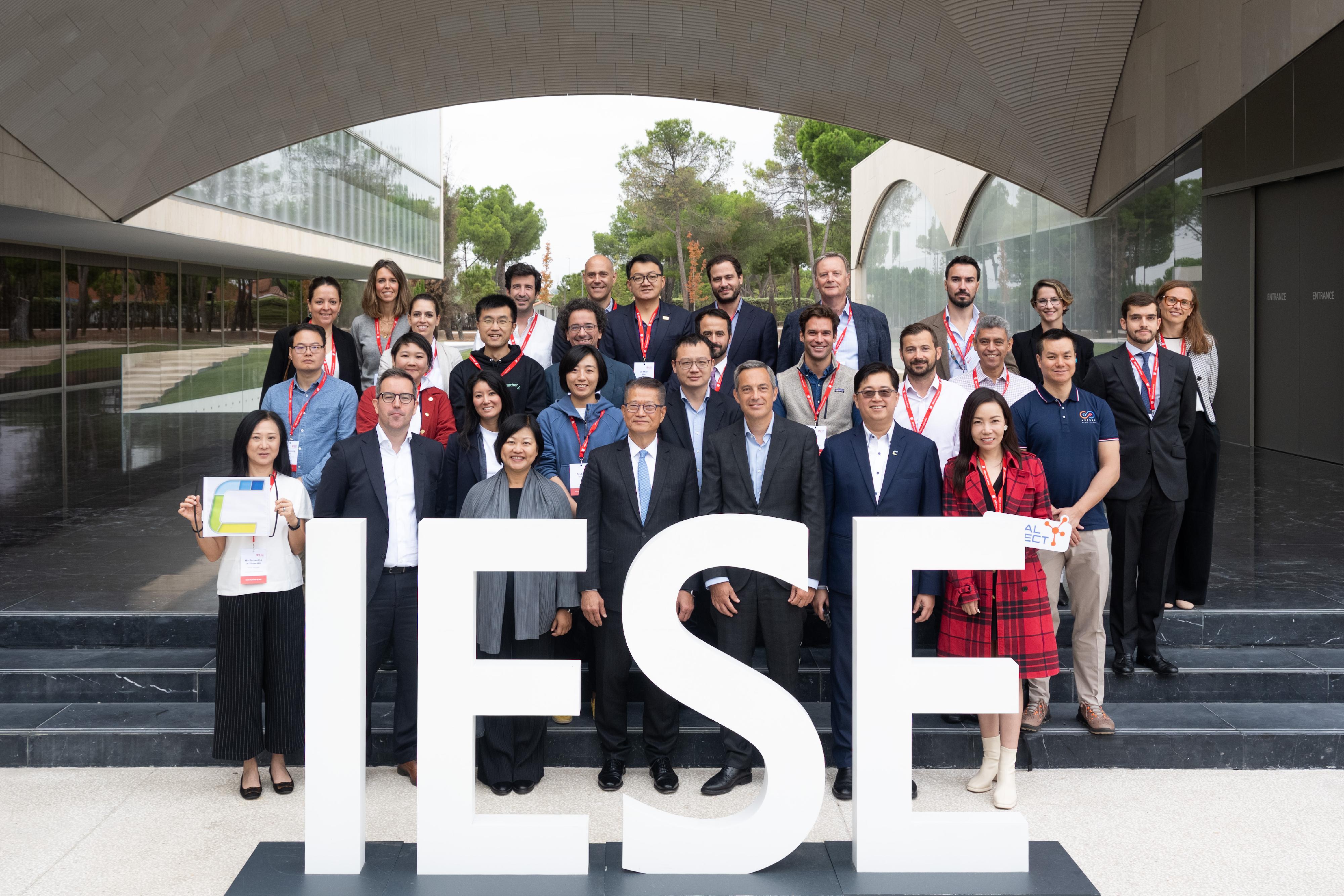 The Financial Secretary, Mr Paul Chan, led a delegation of tech start-ups to visit the IESE Business School in Spain in the morning today (Madrid time, September 25). Photo shows Mr Chan (front row, centre) with start-up delegation members, IESE Business School staff, as well as Spanish start-up entrepreneurs, investors, and business representatives.