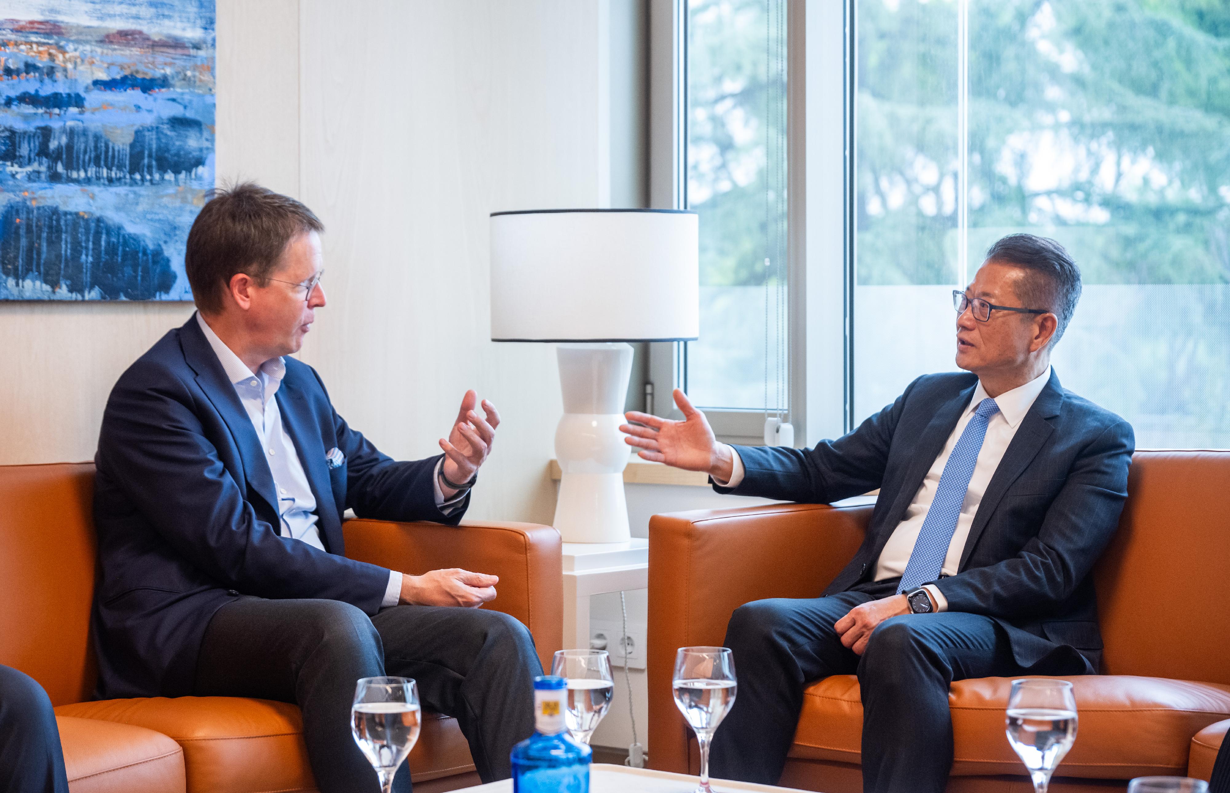 The Financial Secretary, Mr Paul Chan, led a delegation of tech start-ups to visit the IESE Business School in Spain in the morning today (Madrid time, September 25). Photo shows Mr Chan (right) meeting with the Dean of the IESE Business School, Professor Franz Heukamp (left).