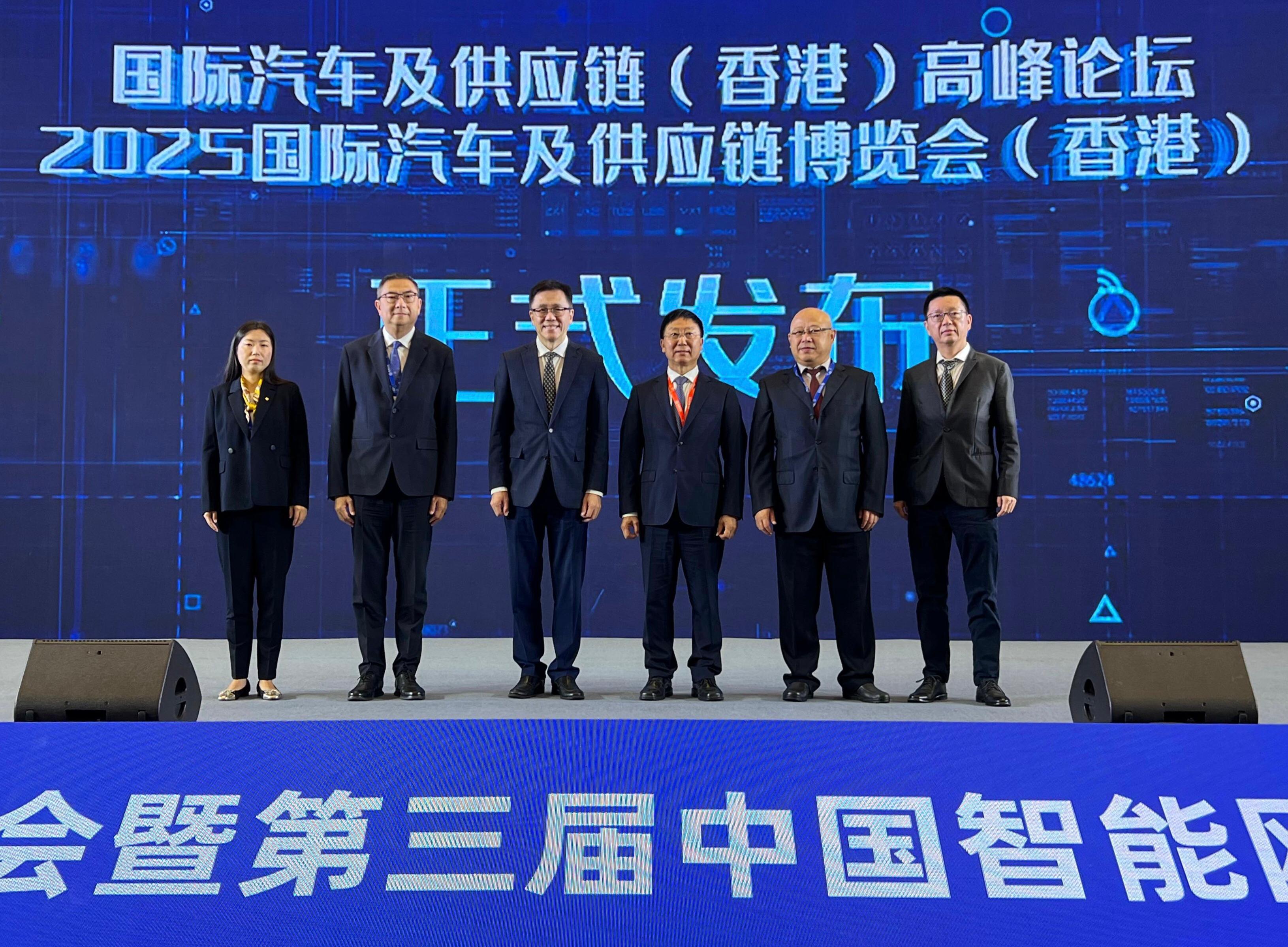 The Secretary for Innovation, Technology and Industry, Professor Sun Dong (third left), attends the 2024 China Automotive Supply Chain Conference and the Third China Intelligent Networked New Energy Vehicle Ecological Conference in Wuhan today (September 25), and takes a photo with other guests.