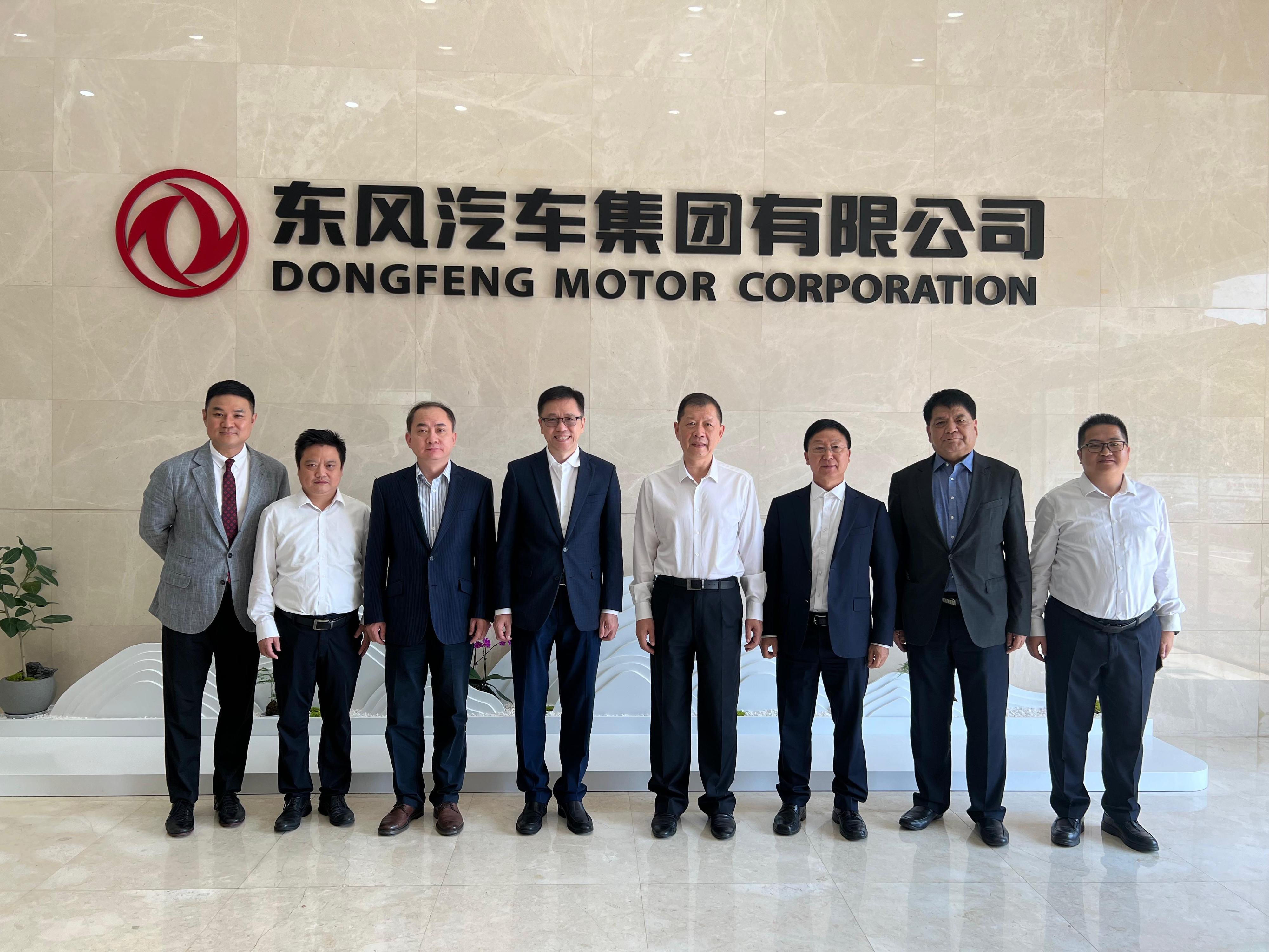 The Secretary for Innovation, Technology and Industry, Professor Sun Dong (fourth left), visited the Dongfeng Motor Corporation in Wuhan today (September 25) and met with the Chairman of the Dongfeng Motor Corporation, Mr Yang Qing (fourth right). The Commissioner for Industry (Innovation and Technology), Dr Ge Ming (third left), also joined the meeting.
