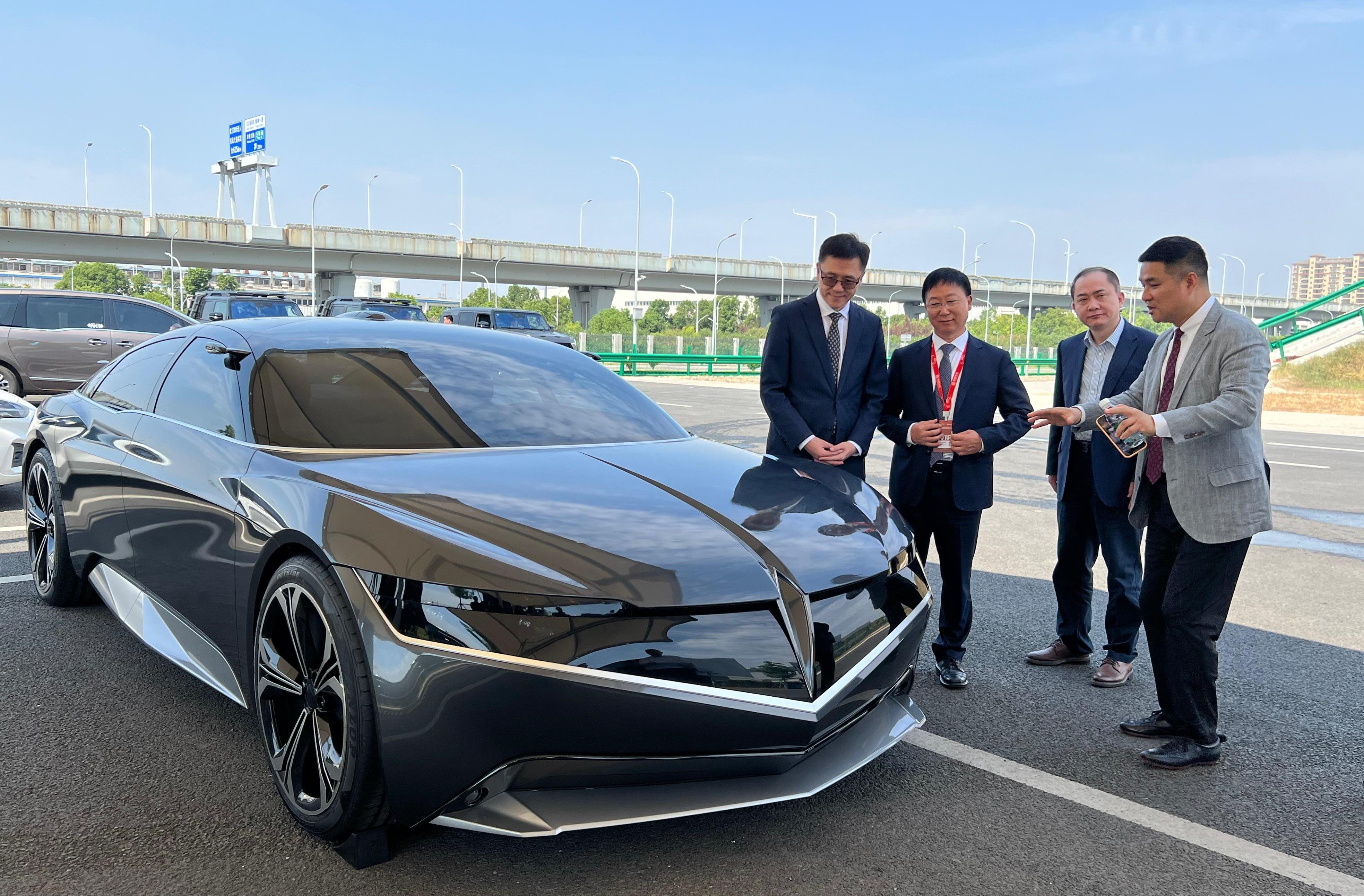 The Secretary for Innovation, Technology and Industry, Professor Sun Dong (first left), visited the Dongfeng Motor Corporation's Mengshi Tech Intelligent Park in Wuhan today (September 25) and was briefed in detail on the first model car of BeyonCa. Looking on is the Commissioner for Industry (Innovation and Technology), Dr Ge Ming (second right).
