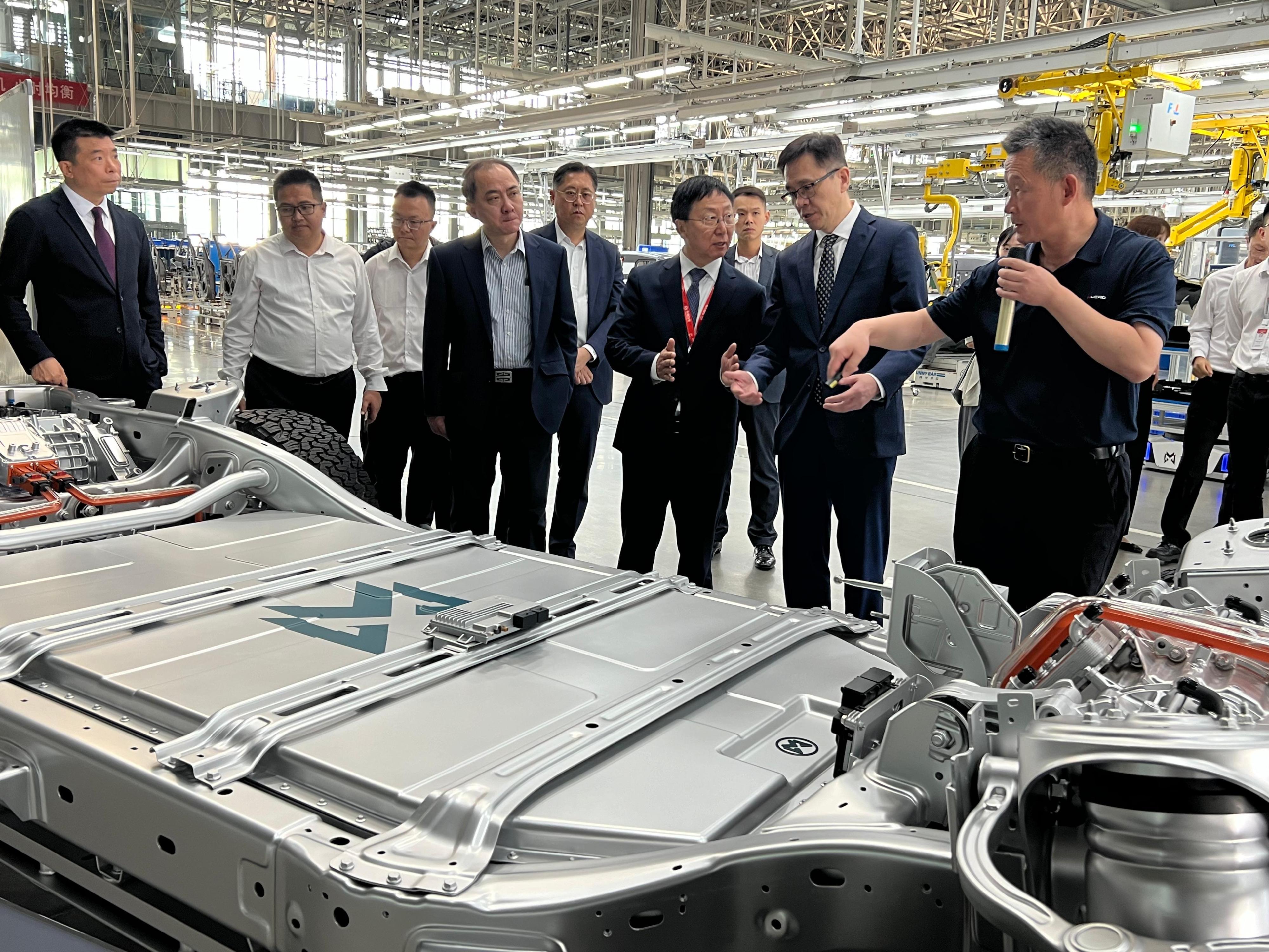 The Secretary for Innovation, Technology and Industry, Professor Sun Dong (second right), visited the Dongfeng Motor Corporation's Mengshi Tech Intelligent Park to tour the Assembly Final Workshop in Wuhan today (September 25). Looking on is the Commissioner for Industry (Innovation and Technology), Dr Ge Ming (fourth left).
