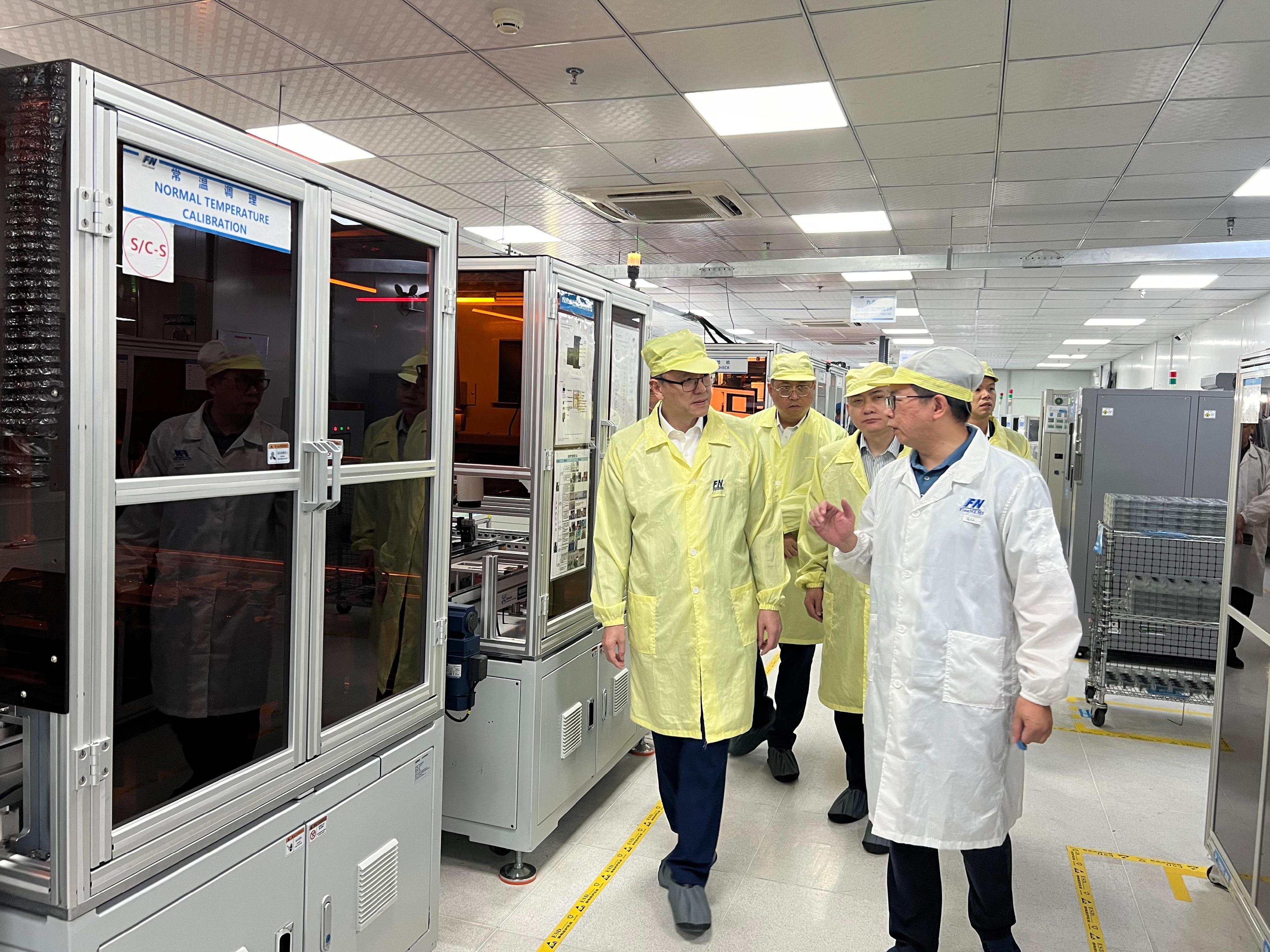 The Secretary for Innovation, Technology and Industry, Professor Sun Dong (first left), visited Wuhan FineMEMS Inc. in Wuhan today (September 25). Looking on is the Commissioner for Industry (Innovation and Technology), Dr Ge Ming (third left).
