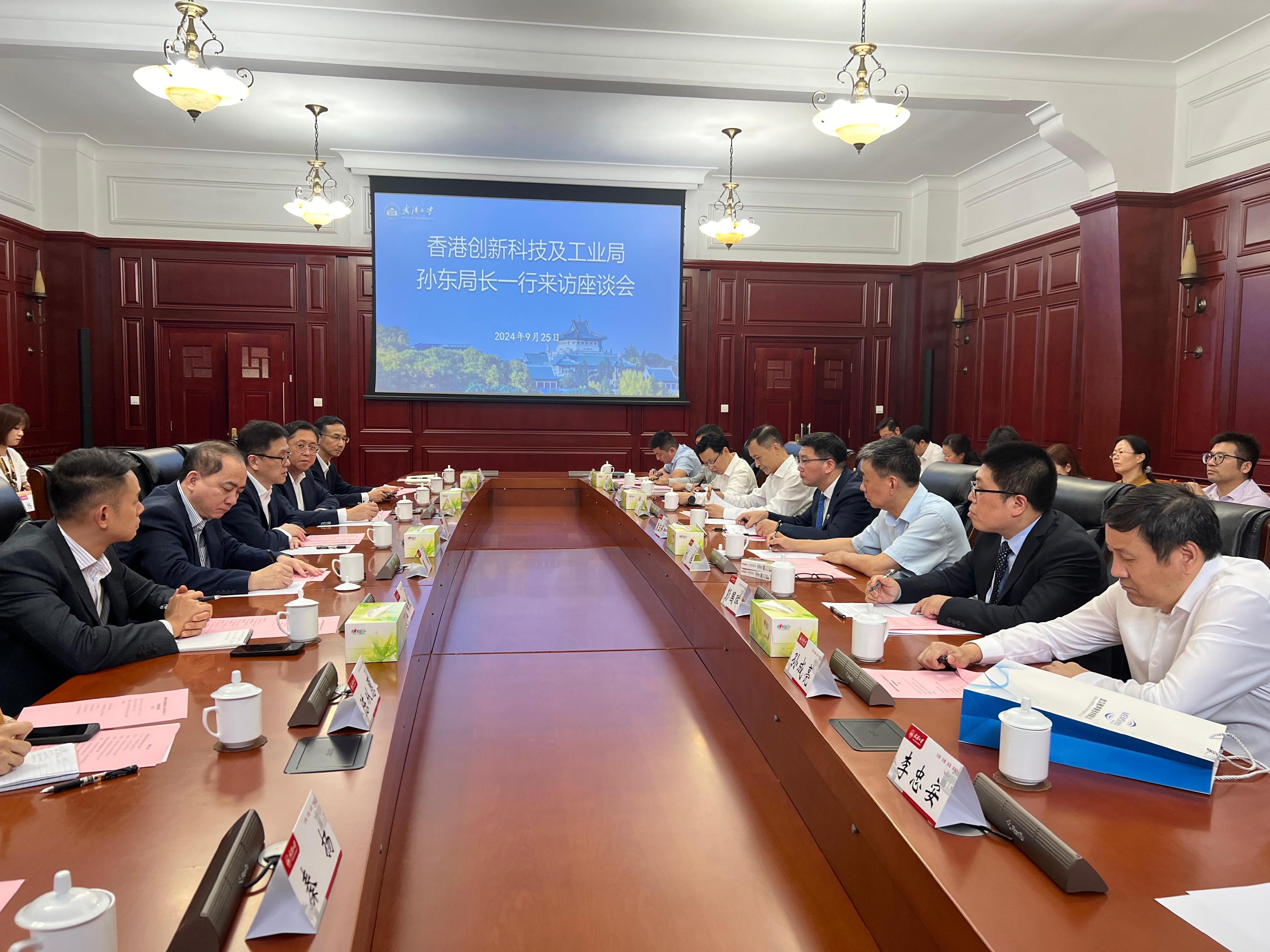 The Secretary for Innovation, Technology and Industry, Professor Sun Dong (third left), visited Wuhan University to meet and exchange views with leaders and experts from Wuhan University, other local higher education institutions, the Hong Kong and Macao Affairs Office of the People's Government of Hubei Province, the Department of Science and Technology of Hubei Province, as well as high-tech enterprises in Wuhan today (September 25). Looking on is the Commissioner for Industry (Innovation and Technology), Dr Ge Ming (second left).
