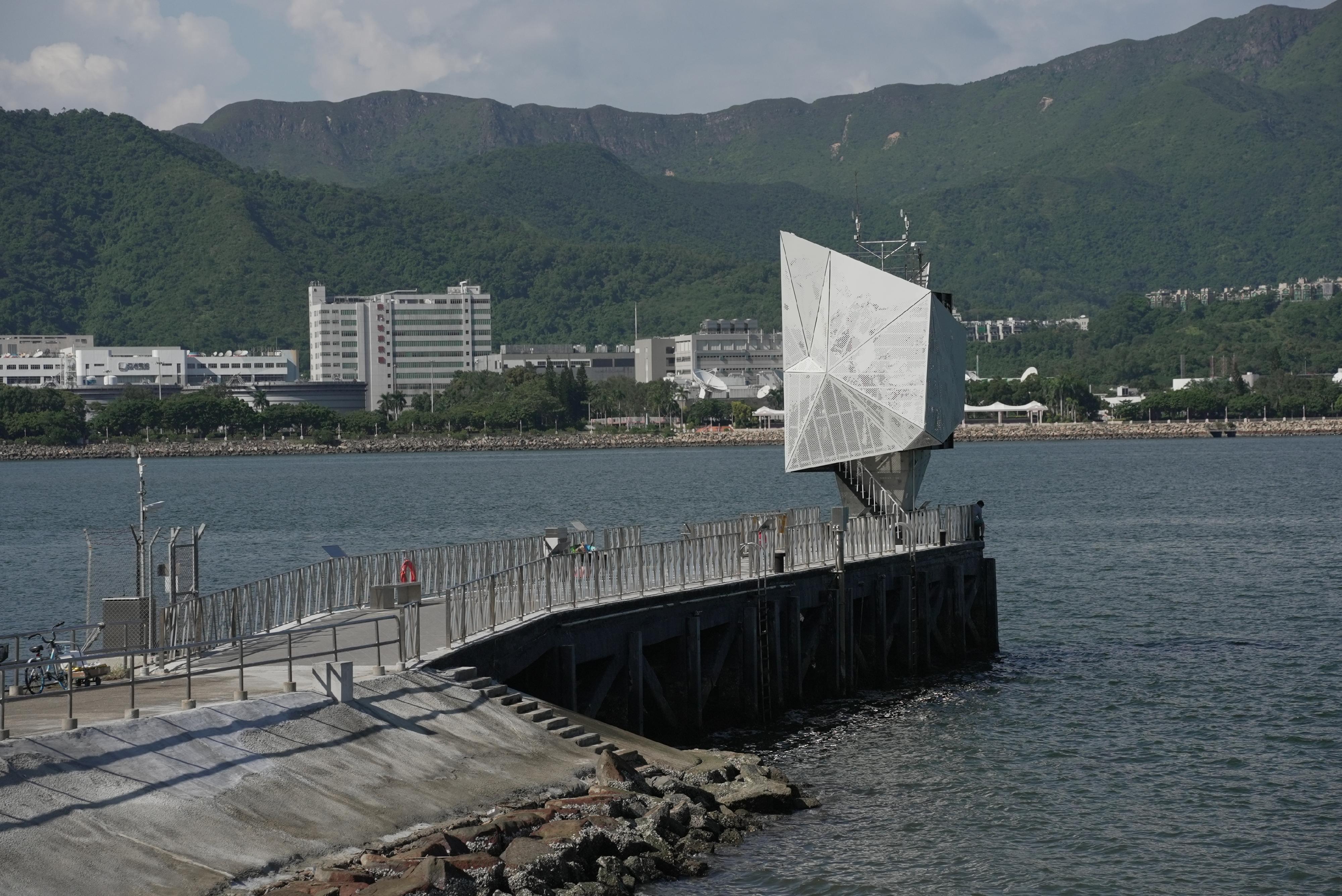 香港天文台大埔滘潮汐站的重建工程已完成，并在二○二四年九月正式投入运作，监测吐露港的潮水高度。