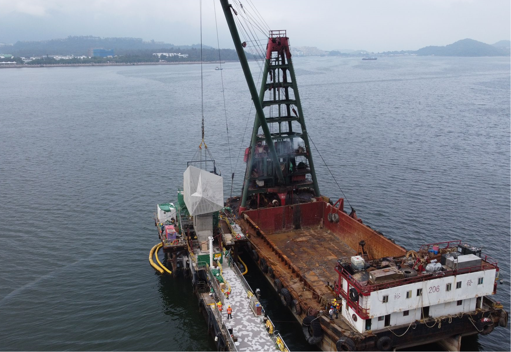 香港天文台大埔滘潮汐站的重建工程已完成，并在二○二四年九月正式投入运作，监测吐露港的潮水高度。图示重建中的香港天文台大埔滘潮汐站。