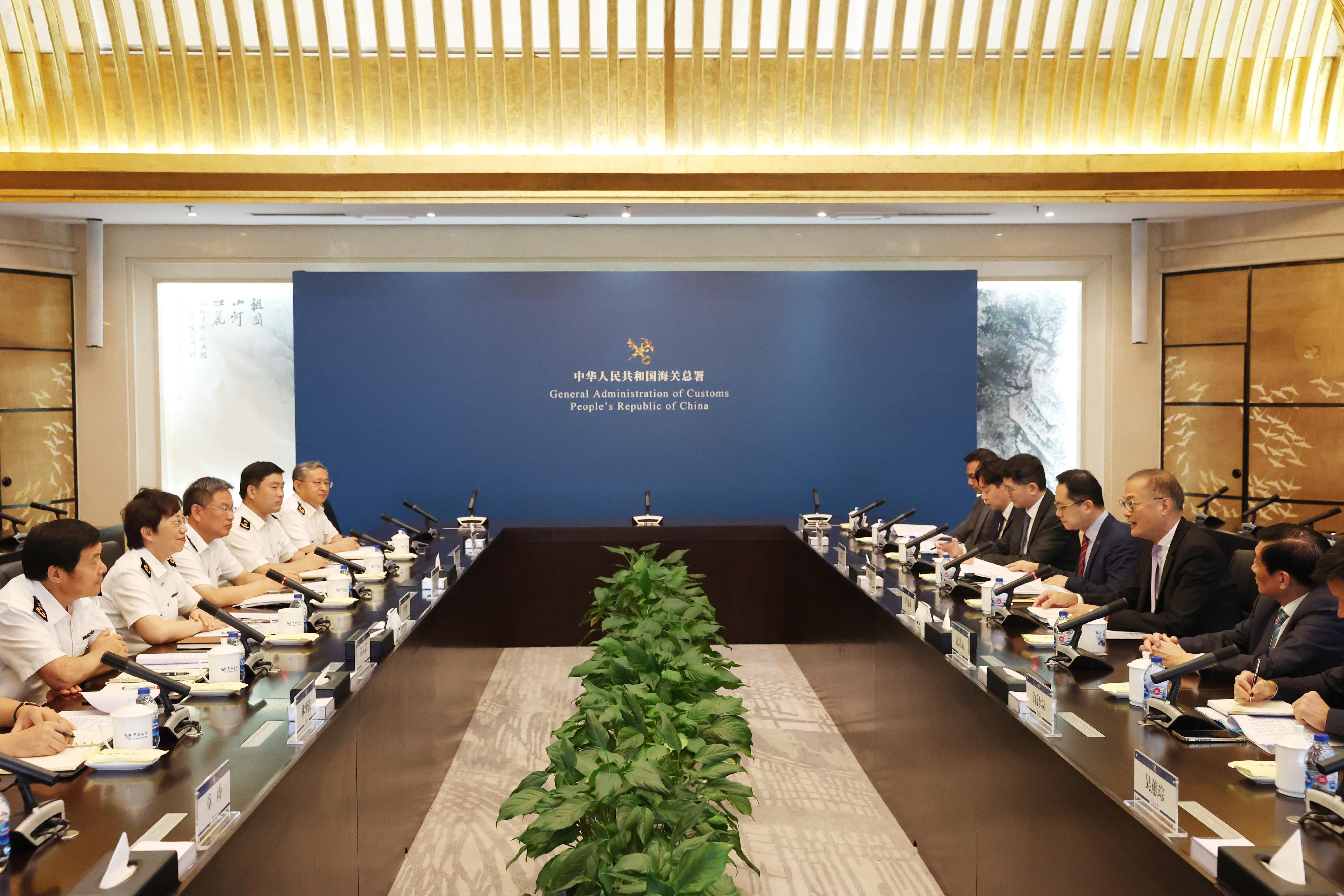 The Secretary for Health, Professor Lo Chung-mau (second right), and his delegation meet with the Head of the Department of Political Affairs of the General Administration of Customs of the People's Republic of China, Ms Lyu Weihong (second left), in Beijing today (September 26). The Director of Health, Dr Ronald Lam (third right); the Chairman of the Hospital Authority (HA), Mr Henry Fan (first right); and the Chief Executive of the HA, Dr Tony Ko (fourth right), also attend the meeting.