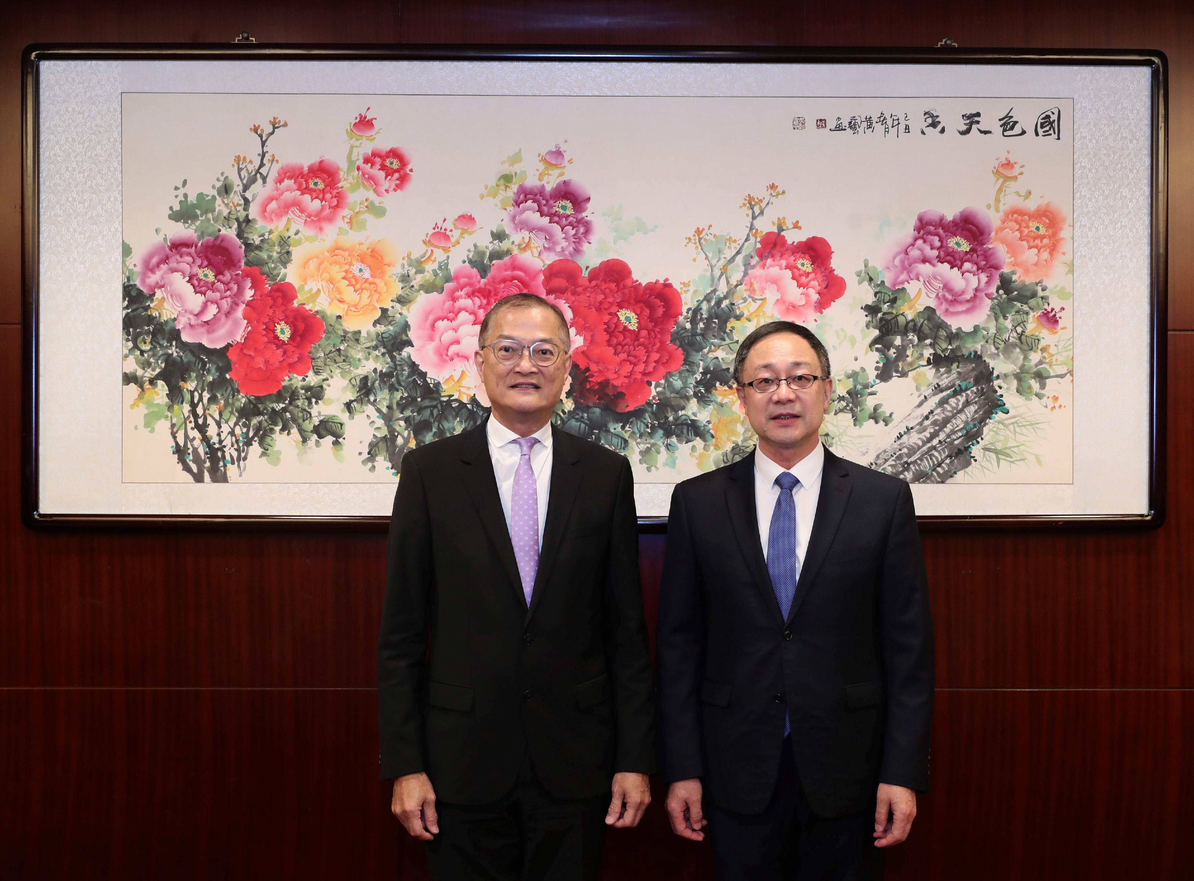 The Secretary for Health, Professor Lo Chung-mau, and his delegation called on the National Health Commission (NHC) in Beijing today (September 26). Photo shows Professor Lo (left) with Vice-minister of the NHC Mr Yu Xuejun (right).