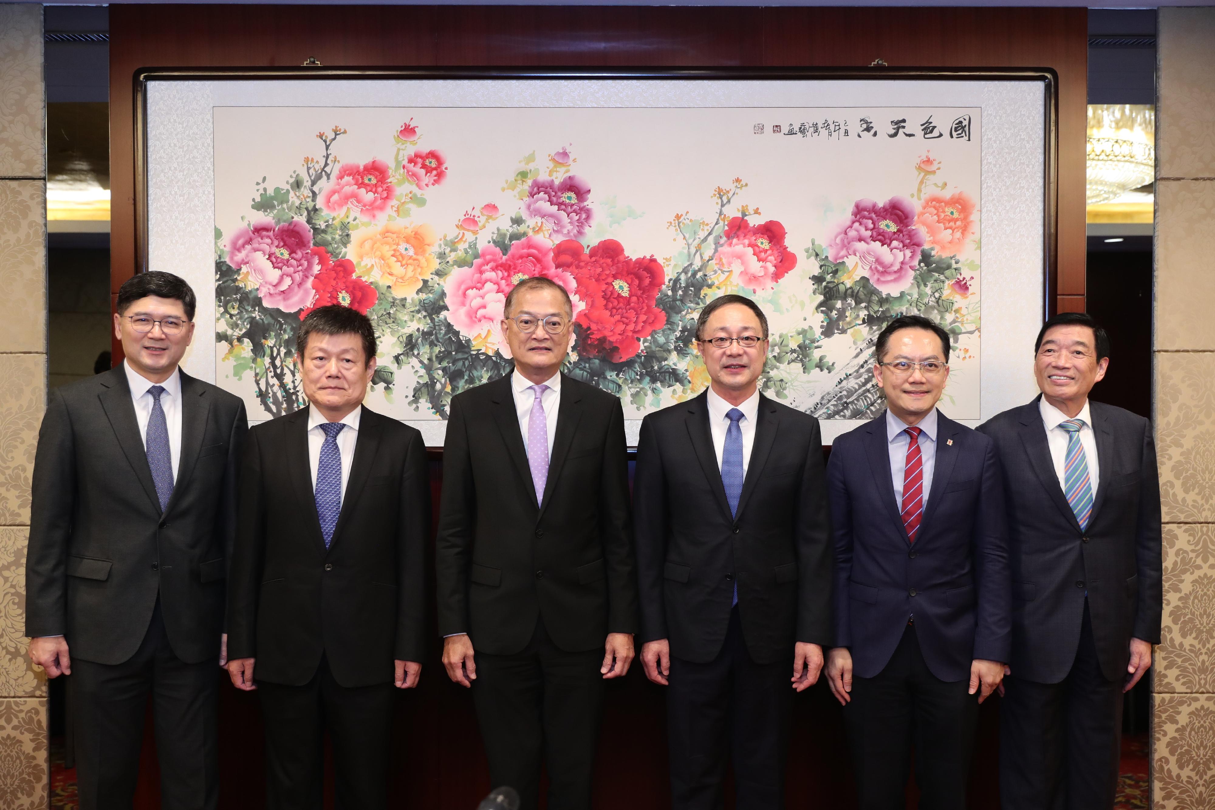 The Secretary for Health, Professor Lo Chung-mau, and his delegation called on the National Health Commission (NHC) in Beijing today (September 26). Photo shows Professor Lo (third left); Vice-minister of the NHC Mr Yu Xuejun (third right); the Director of Health, Dr Ronald Lam (second right); the supervisor of the Office of Hong Kong, Macao and Taiwan Affairs of the NHC, Mr Li Mingzhu (second left); the Chairman of the Hospital Authority (HA), Mr Henry Fan (first right); and the Chief Executive of the HA, Dr Tony Ko (first left).