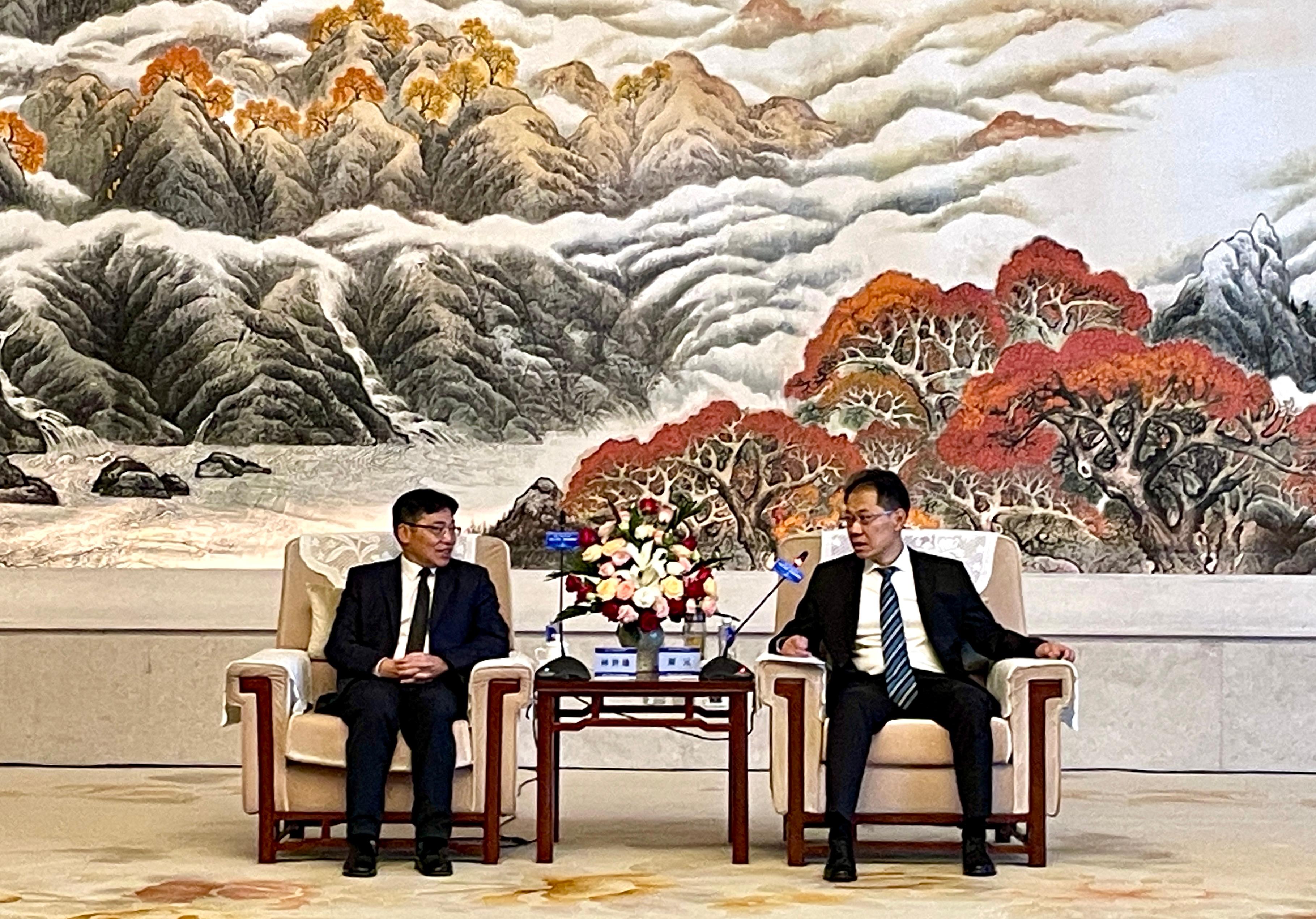 The Secretary for Transport and Logistics, Mr Lam Sai-hung, attended the 11th China Air Finance Development (DFTP) Summit in Tianjin today (September 26). Photo shows Mr Lam (left) meeting with Vice Mayor of Tianjin Mr Xie Yuan (right) before the Summit.