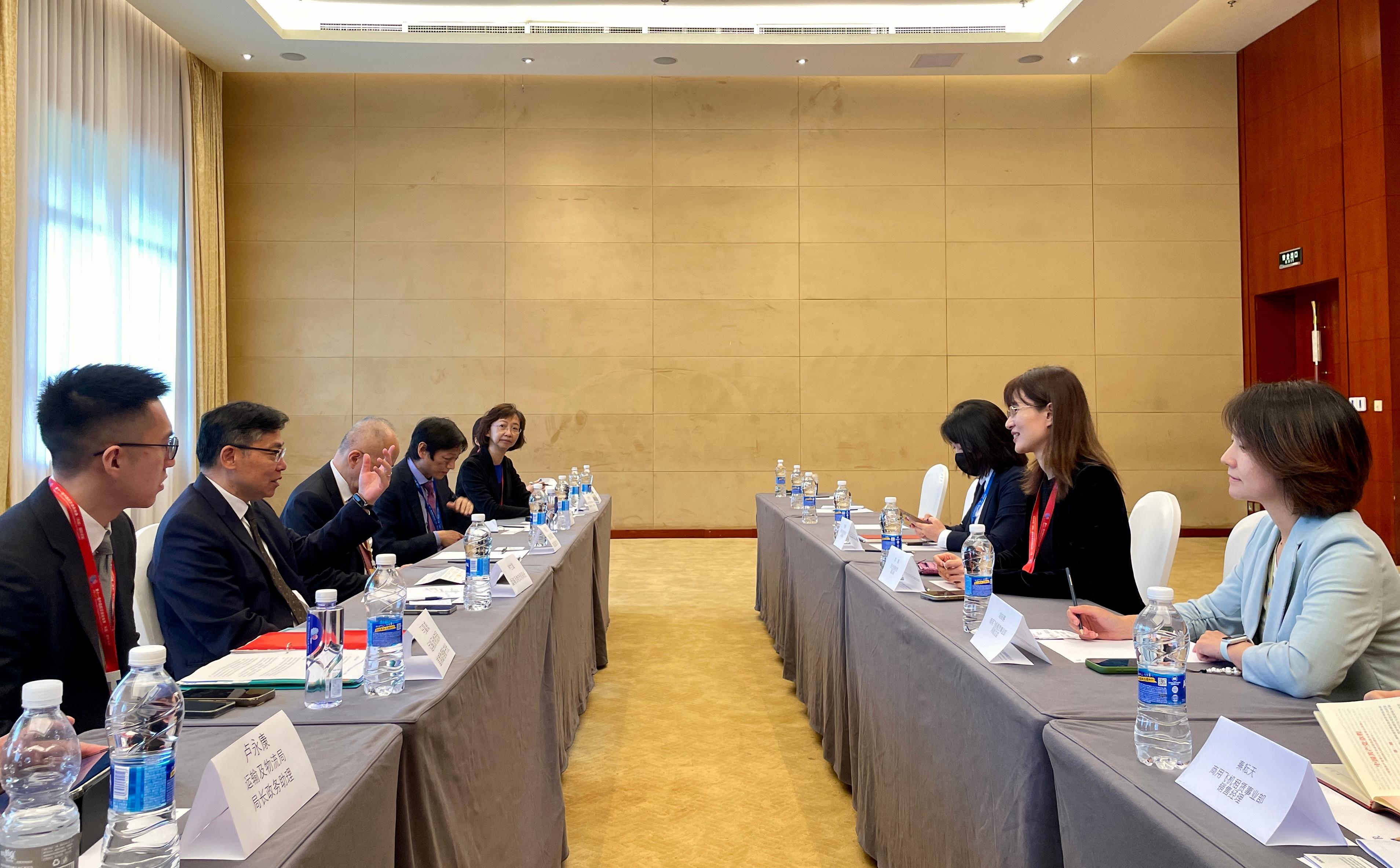 The Secretary for Transport and Logistics, Mr Lam Sai-hung, attended the 11th China Air Finance Development (DFTP) Summit in Tianjin today (September 26). Photo shows Mr Lam (second left) meeting with representatives of the Administrative Commission of the Tianjin Dongjiang Free Trade Port Zone and aircraft leasing and financing companies to introduce Hong Kong's advantages in the aviation industry.