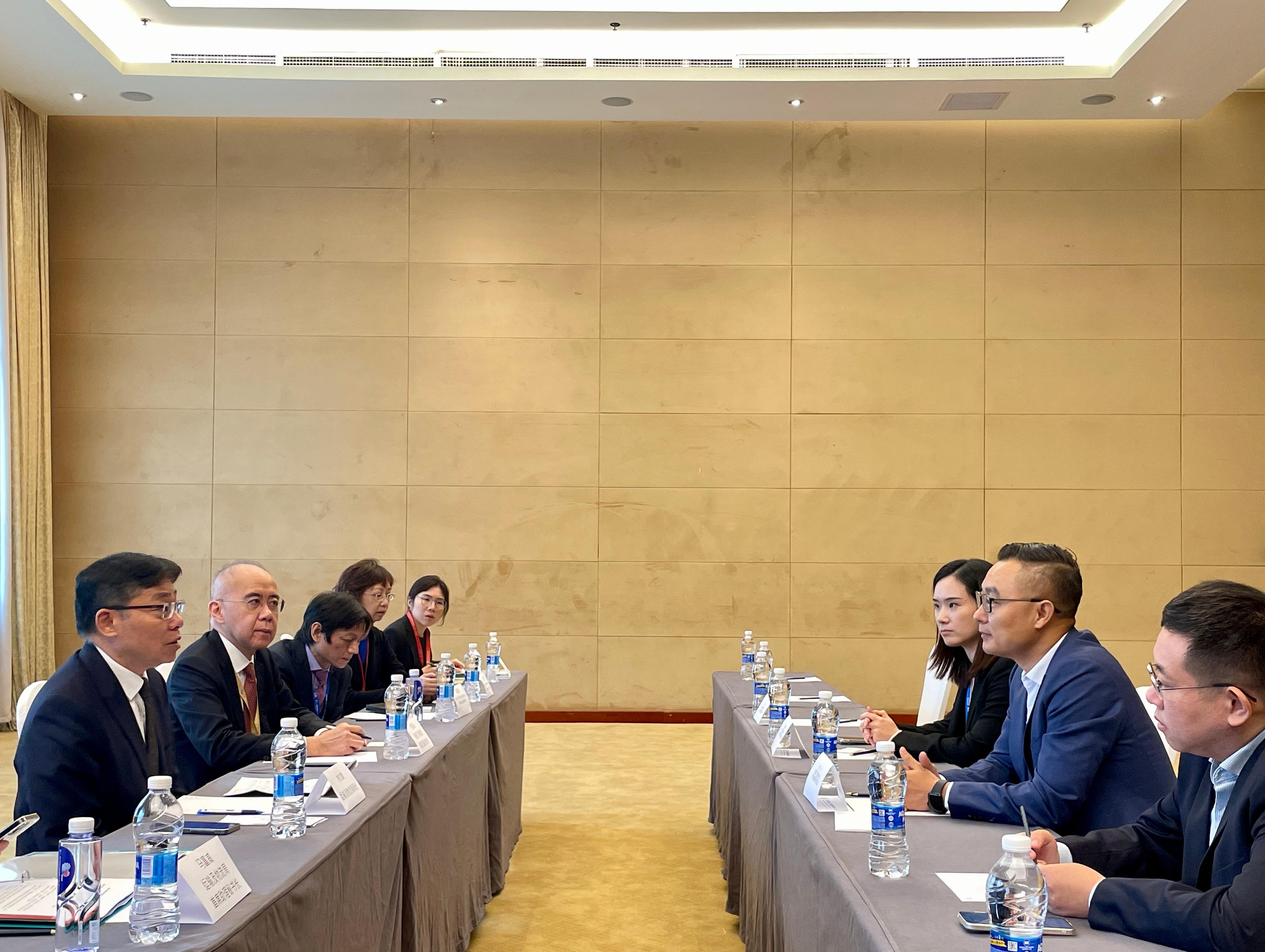 The Secretary for Transport and Logistics, Mr Lam Sai-hung, attended the 11th China Air Finance Development (DFTP) Summit in Tianjin today (September 26). Photo shows Mr Lam (first left) meeting with representatives of the Administrative Commission of the Tianjin Dongjiang Free Trade Port Zone and aircraft leasing and financing companies to introduce Hong Kong's advantages in the aviation industry.