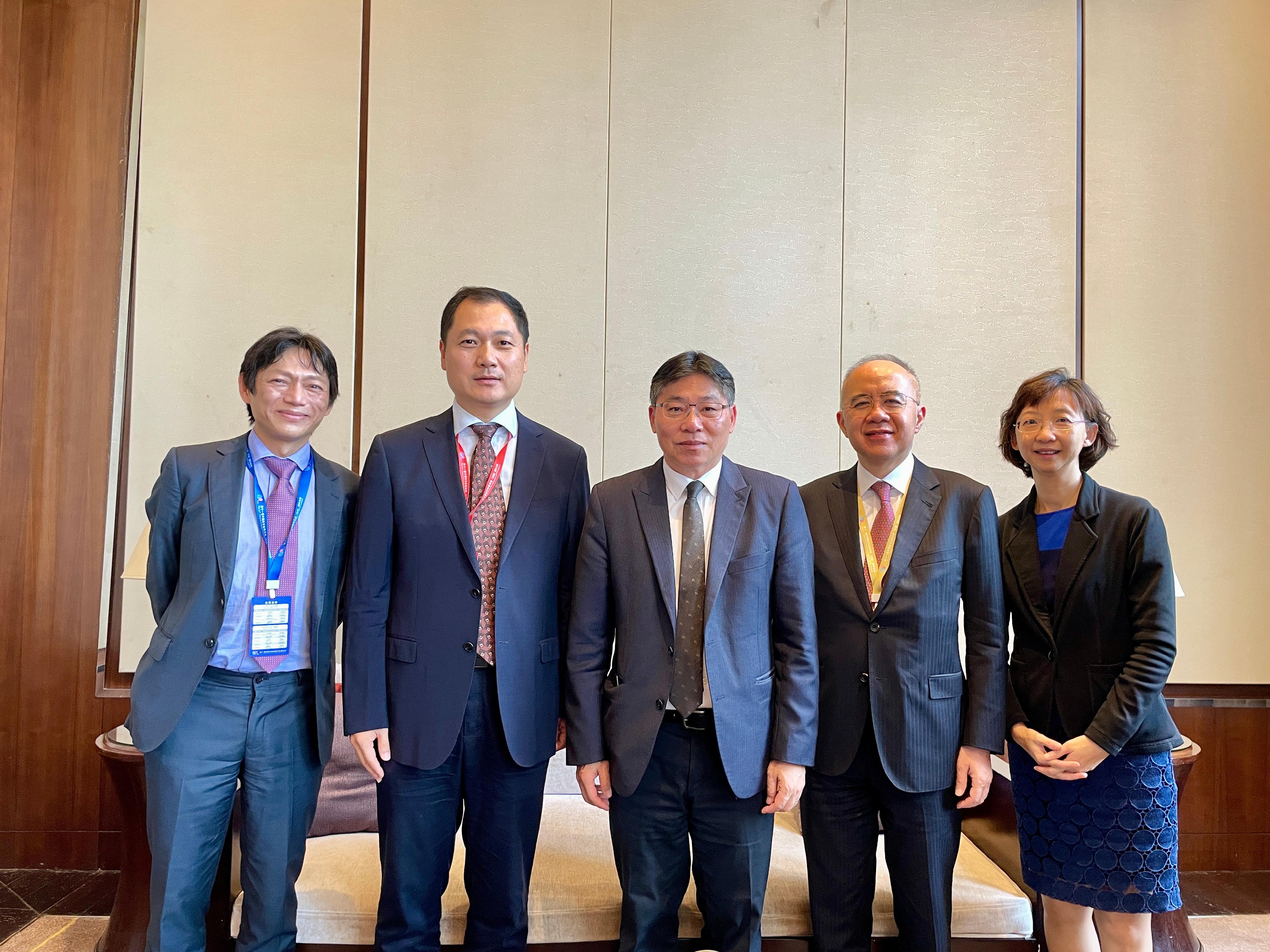 The Secretary for Transport and Logistics, Mr Lam Sai-hung, attended the 11th China Air Finance Development (DFTP) Summit in Tianjin today (September 26). Photo shows Mr Lam (centre) meeting with representatives of the Administrative Commission of the Tianjin Dongjiang Free Trade Port Zone and aircraft leasing and financing companies to introduce Hong Kong's advantages in the aviation industry.