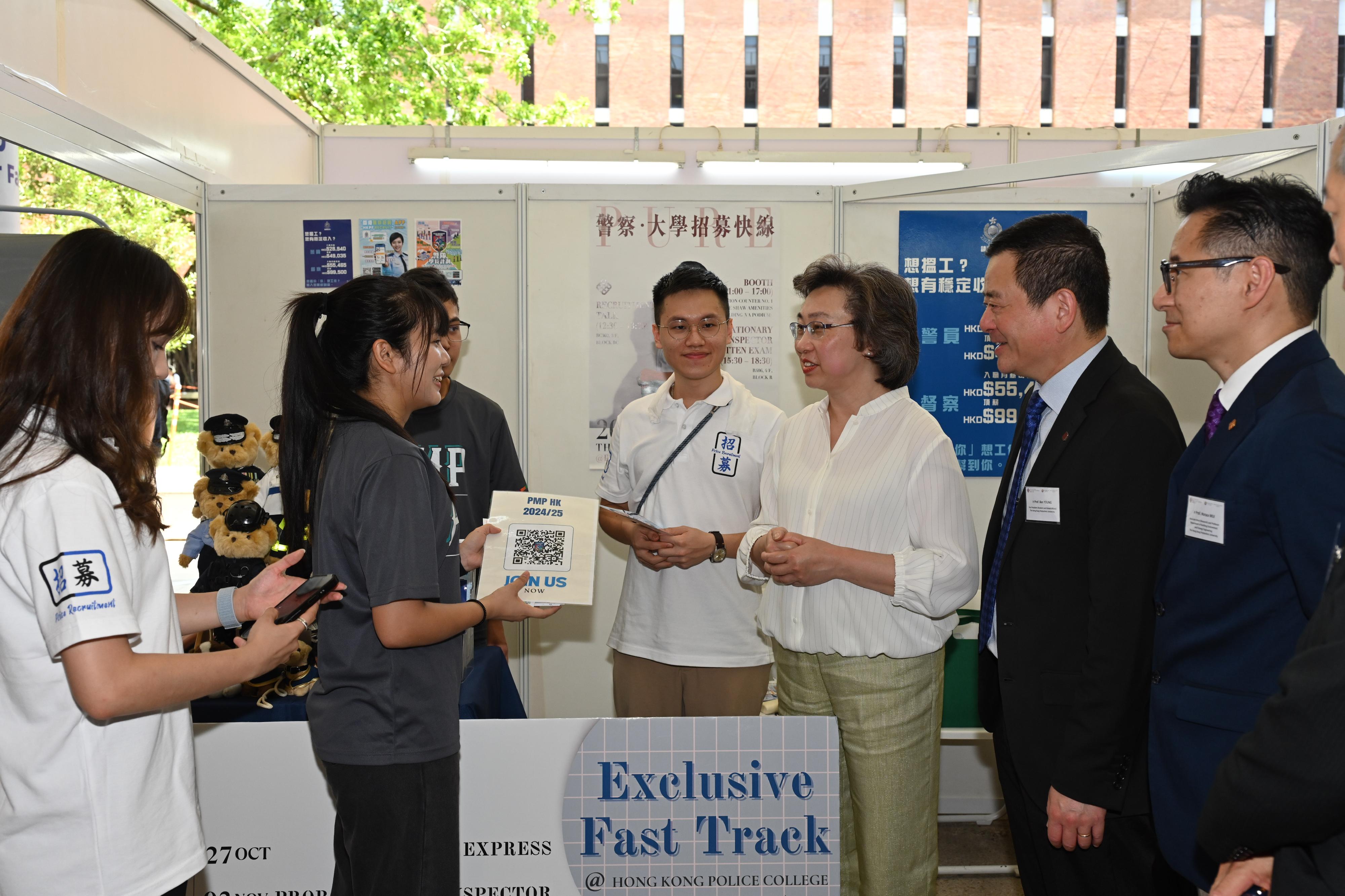 The Secretary for the Civil Service, Mrs Ingrid Yeung, attended the Government Career Fair at the Hong Kong Polytechnic University (PolyU) today (September 26). Photo shows Mrs Yeung (third right) chatting with a mentee of the Police Mentorship Programme at the Hong Kong Police Force booth. Looking on is the Vice President (Student and Global Affairs) of PolyU, Professor Ben Young (second right).
