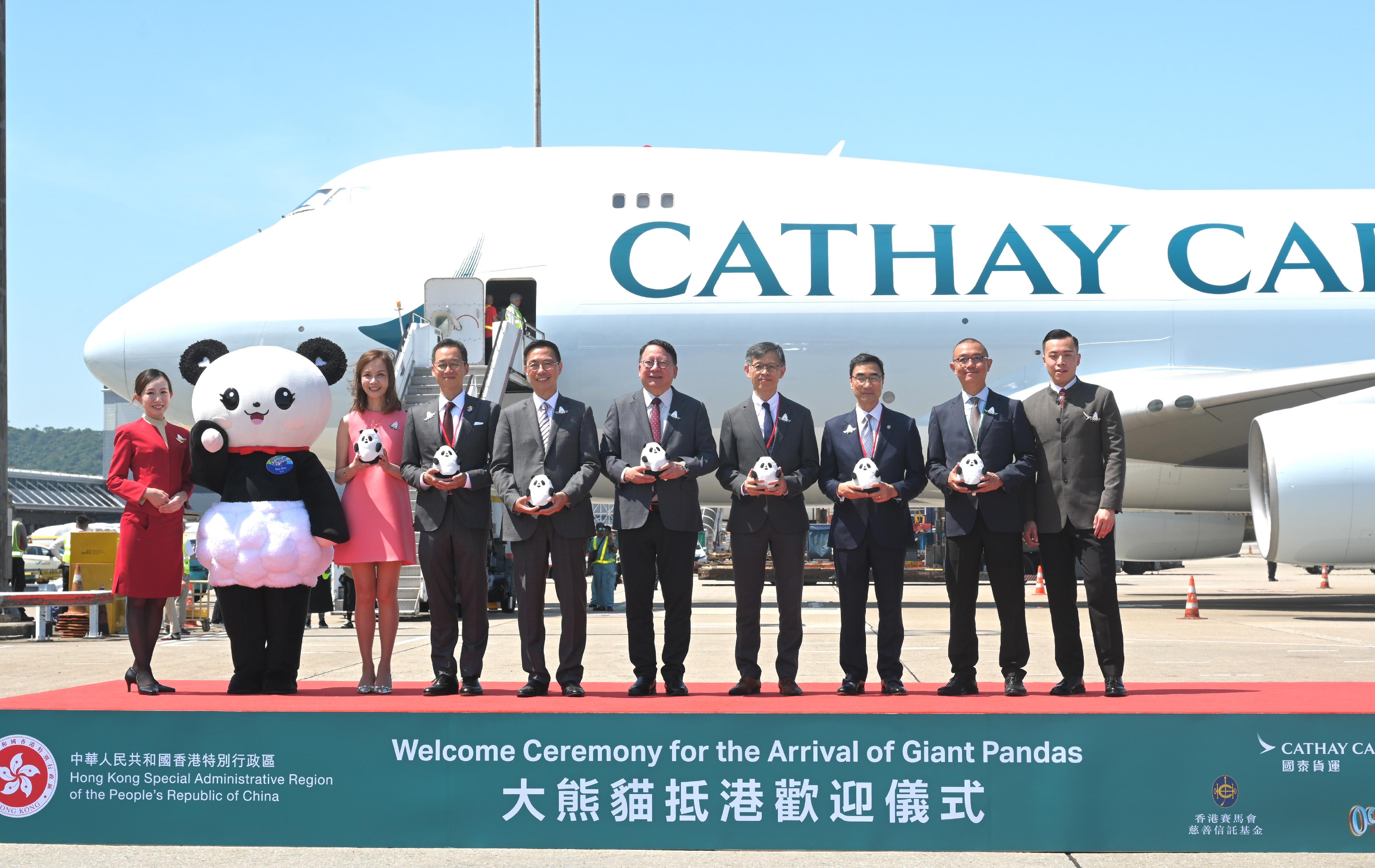 The pair of giant pandas gifted by the Central Government to the Hong Kong Special Administrative Region in celebration of the 75th anniversary of the founding of the People's Republic of China have arrived in Hong Kong. The Welcome Ceremony for the Arrival of Giant Pandas was held at the apron of Hong Kong International Airport today (September 26). Photo shows the Chief Secretary for Administration, Mr Chan Kwok-ki (fifth right), and the Secretary for Culture, Sports and Tourism, Mr Kevin Yeung (sixth right), at the ceremony.