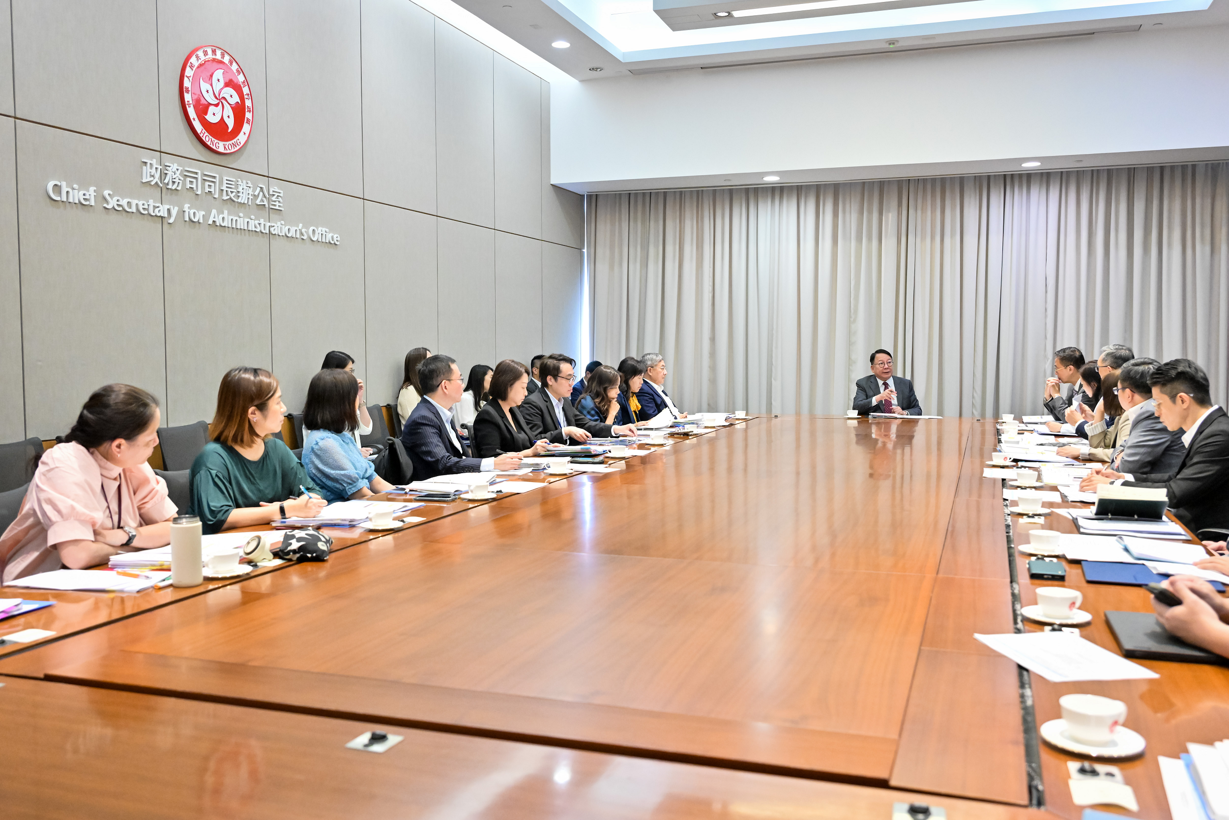 The Chief Secretary for Administration, Mr Chan Kwok-ki, chairs the inter-departmental working group meeting on festival arrangements today (September 26) to holistically review and steer the overall co-ordination work of various government departments in welcoming visitors to Hong Kong during the National Day Golden Week.  

