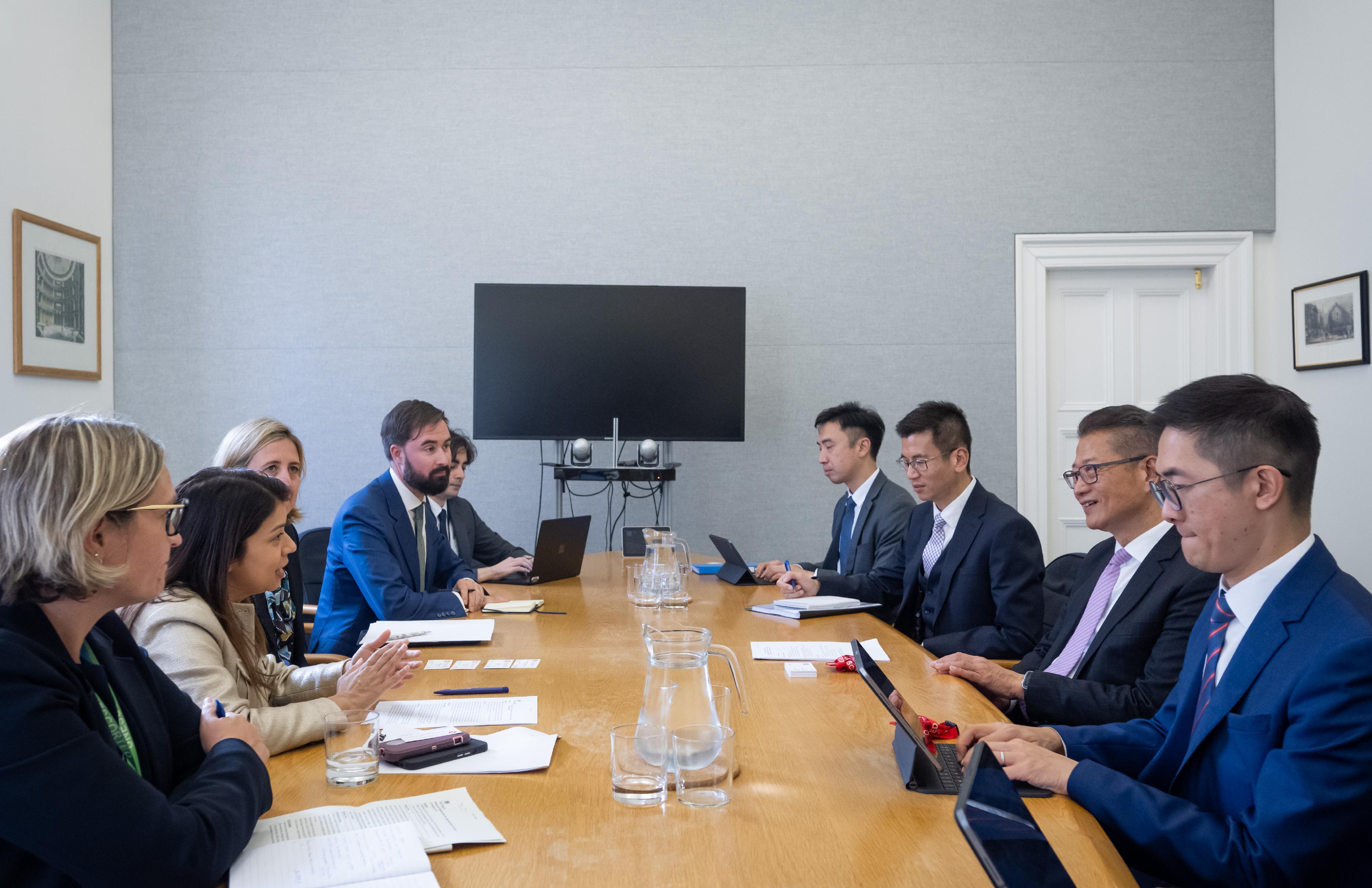 The Financial Secretary, Mr Paul Chan (second right), meets with the Economic Secretary to the Treasury, Ms Tulip Siddiq (second left), in London yesterday (September 26, London time) to exchange views on issues of mutual concern.

