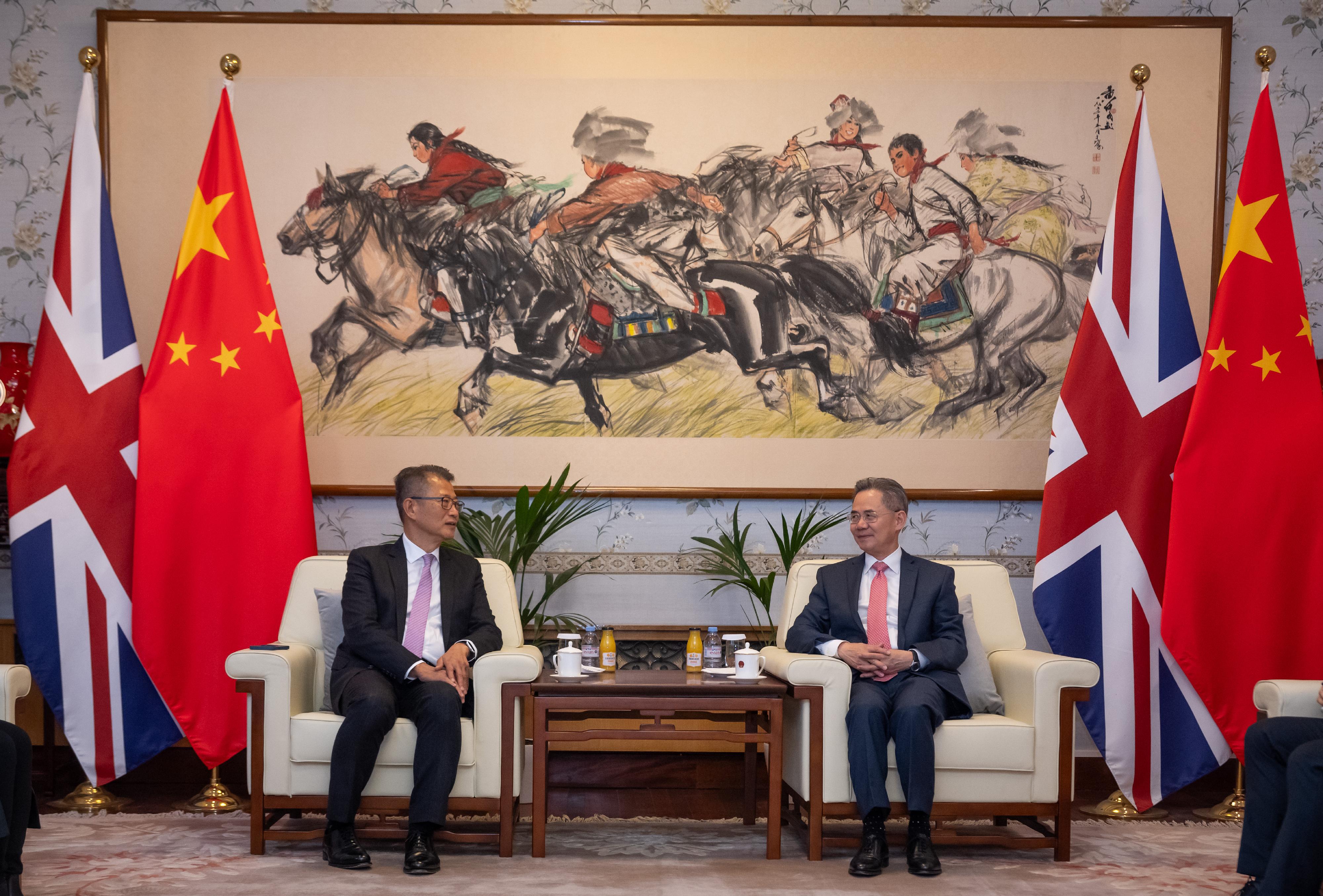 The Financial Secretary, Mr Paul Chan (left), meets with the Chinese Ambassador to the United Kingdom, Mr Zheng Zeguang (right), in London yesterday (September 26, London time) and explains to him Hong Kong's latest situation and developments in the future.