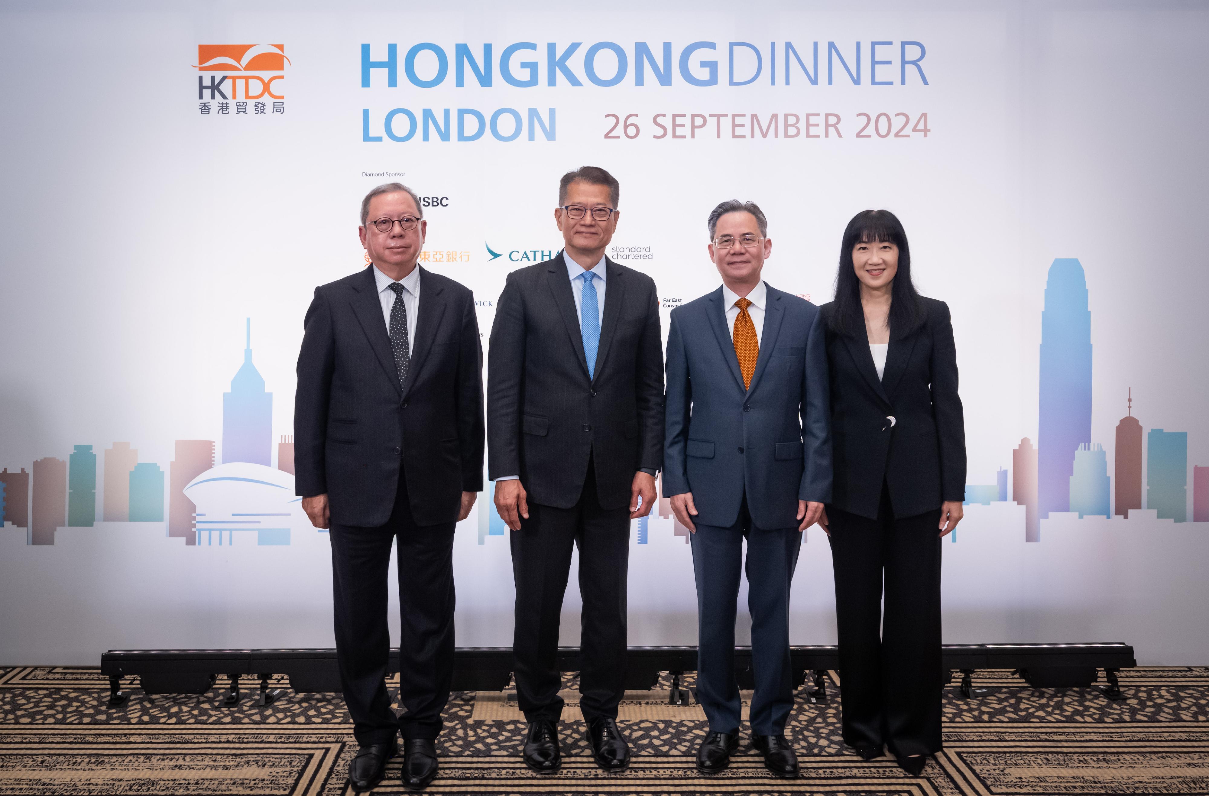 The Financial Secretary, Mr Paul Chan, attended the Hong Kong Dinner organised by the Hong Kong Trade Development Council in London yesterday (September 26, London time). Photo shows Mr Chan (second left); the Chinese Ambassador to the United Kingdom, Mr Zheng Zeguang (second right); the Chairman of the Hong Kong Trade Development Council (HKTDC), Dr Peter Lam (first left), and the Executive Director of the HKTDC, Ms Margaret Fong (first right).

