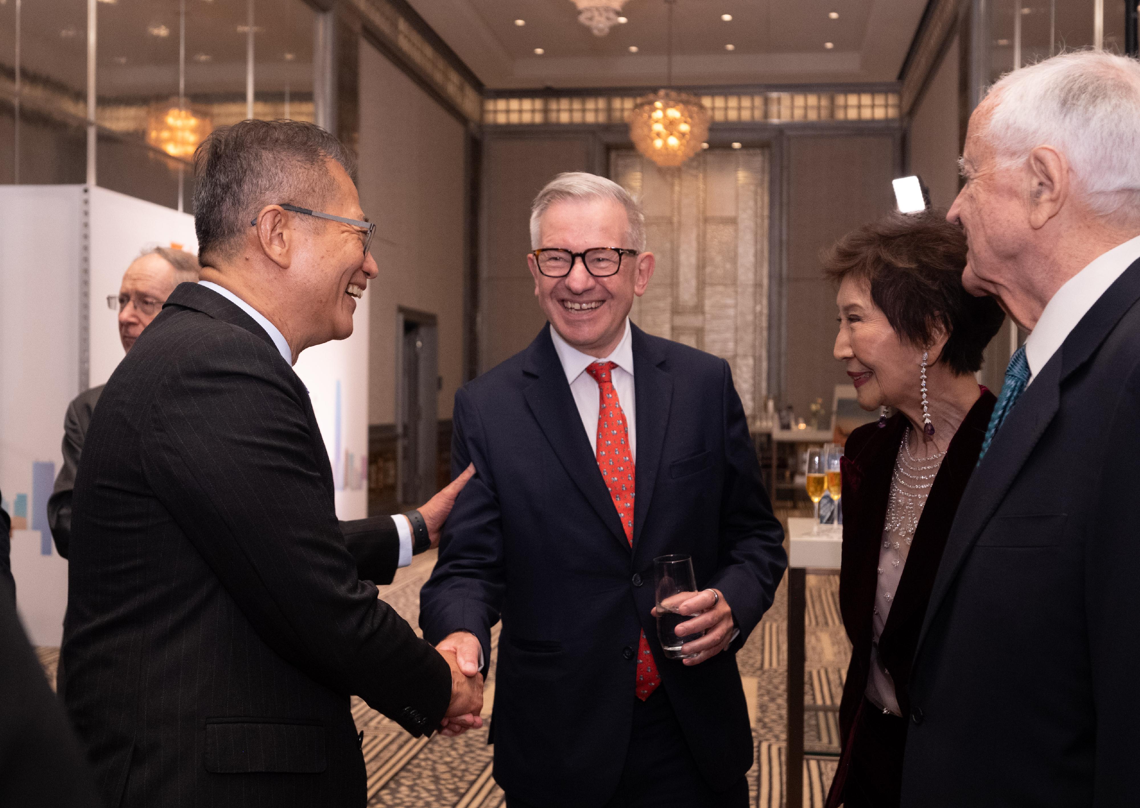 The Financial Secretary, Mr Paul Chan, attended the Hong Kong Dinner organised by the Hong Kong Trade Development Council in London yesterday (September 26, London time). Photo shows Mr Chan (first left) exchanging with guests attending the dinner.