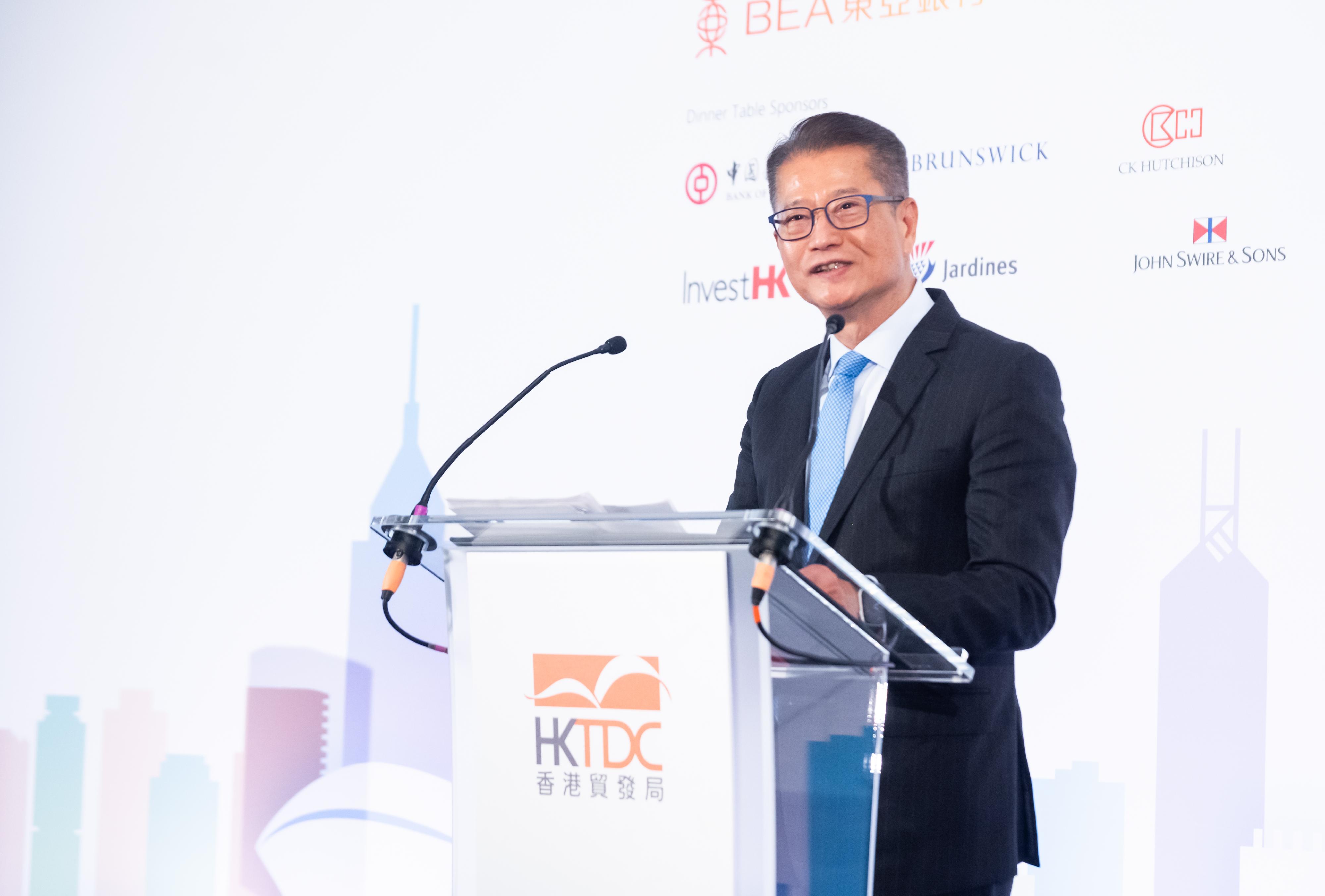 The Financial Secretary, Mr Paul Chan, delivers a keynote speech at the Hong Kong Dinner organised by the Hong Kong Trade Development Council in London yesterday (September 26, London time). 