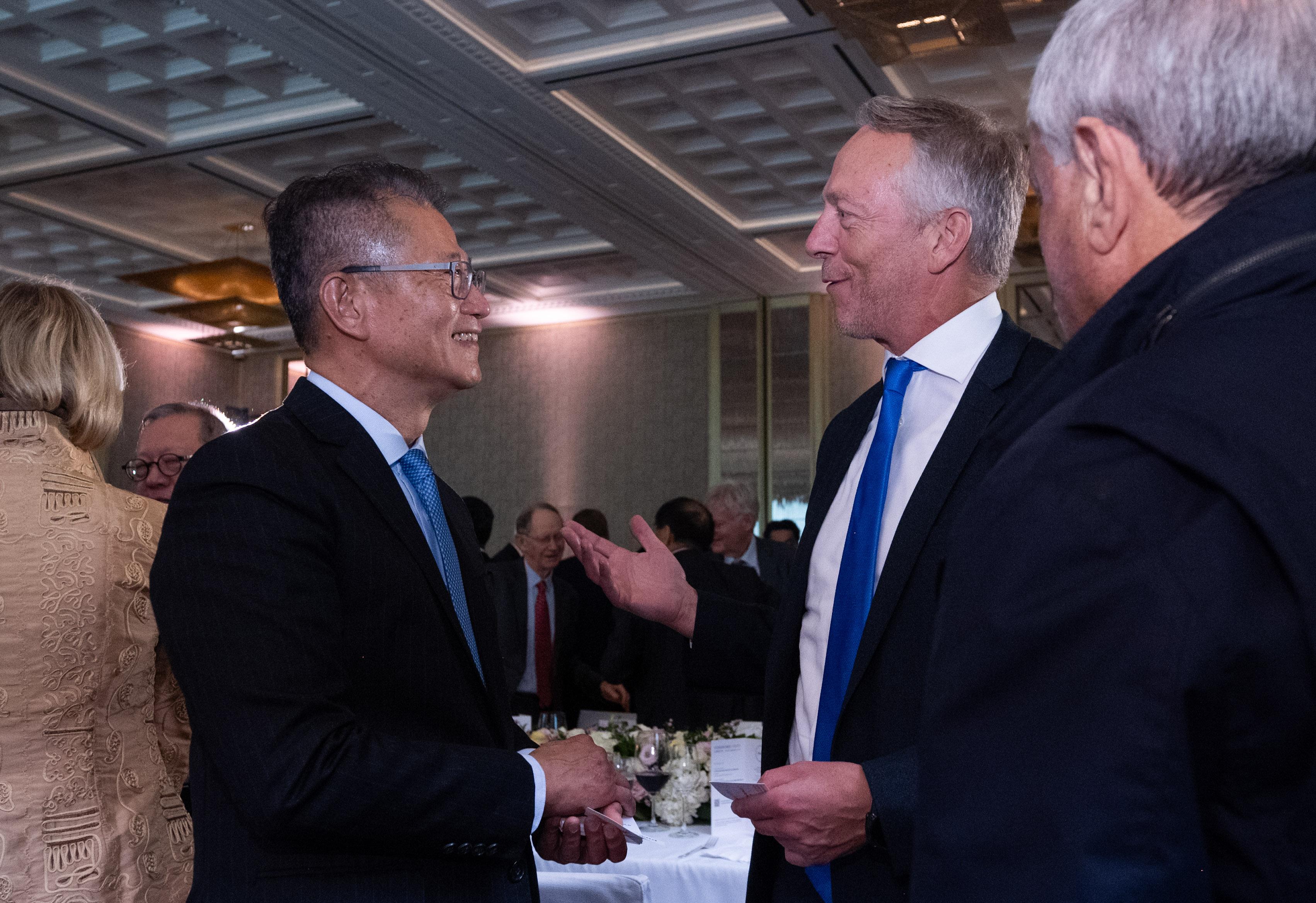 The Financial Secretary, Mr Paul Chan, attended the Hong Kong Dinner organised by the Hong Kong Trade Development Council in London yesterday (September 26, London time). Photo shows Mr Chan (first left) exchanging with guests attending the dinner.