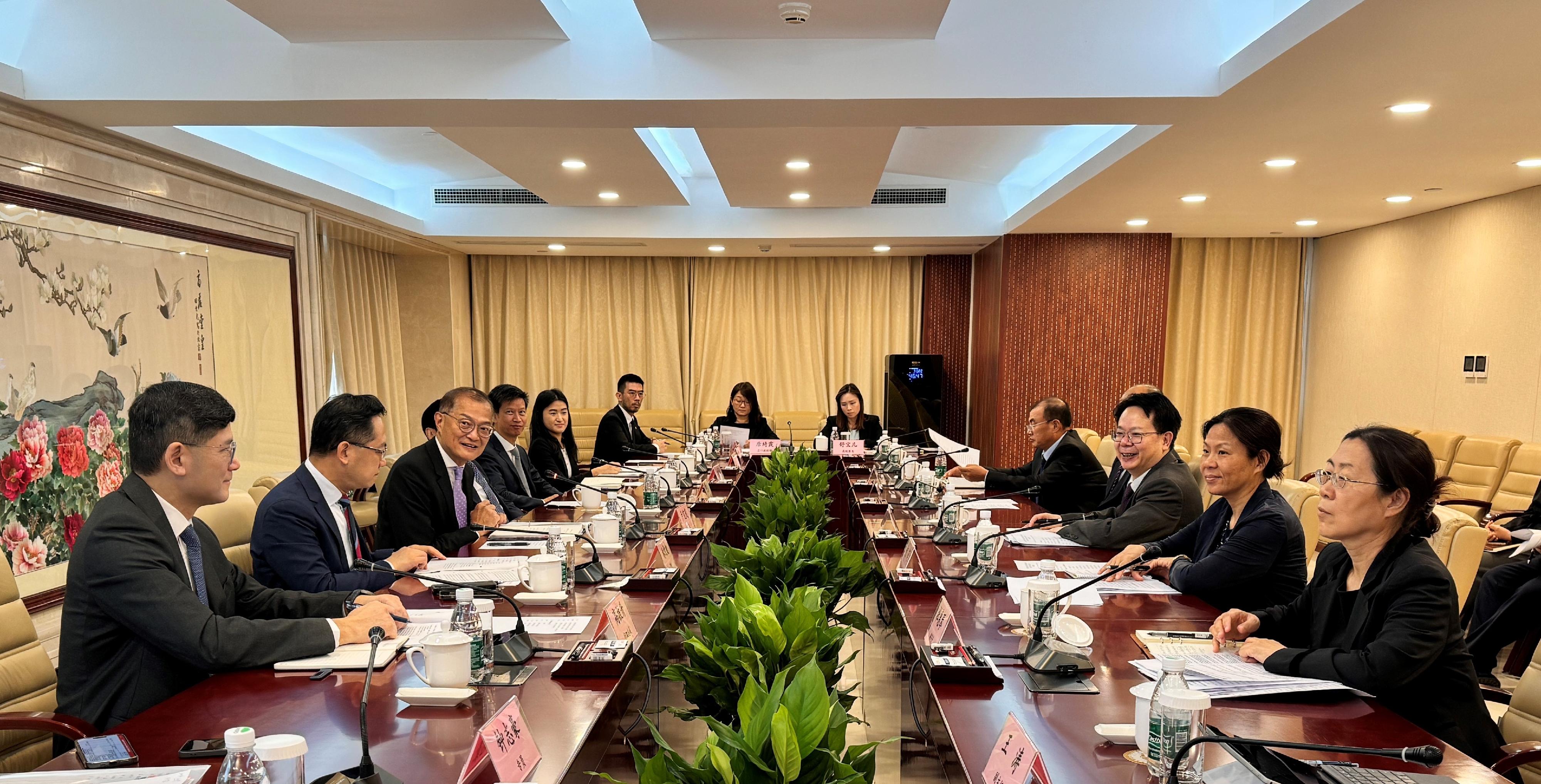 The Secretary for Health, Professor Lo Chung-mau (third left), and his delegation meet with Deputy Commissioner of the National Medical Products Administration Mr Zhao Junning (third right) in Beijing today (September 27) to exchange views on fostering closer collaboration between the Mainland and Hong Kong in key areas such as the regulatory and approval of drugs and medical devices, cross-boundary clinical trials, and real-world data research. The Director of Health, Dr Ronald Lam (second left); Deputy Secretary for Health Mr Sam Hui (fourth left); and the Chief Executive of the Hospital Authority, Dr Tony Ko (first left) also attend the meeting.