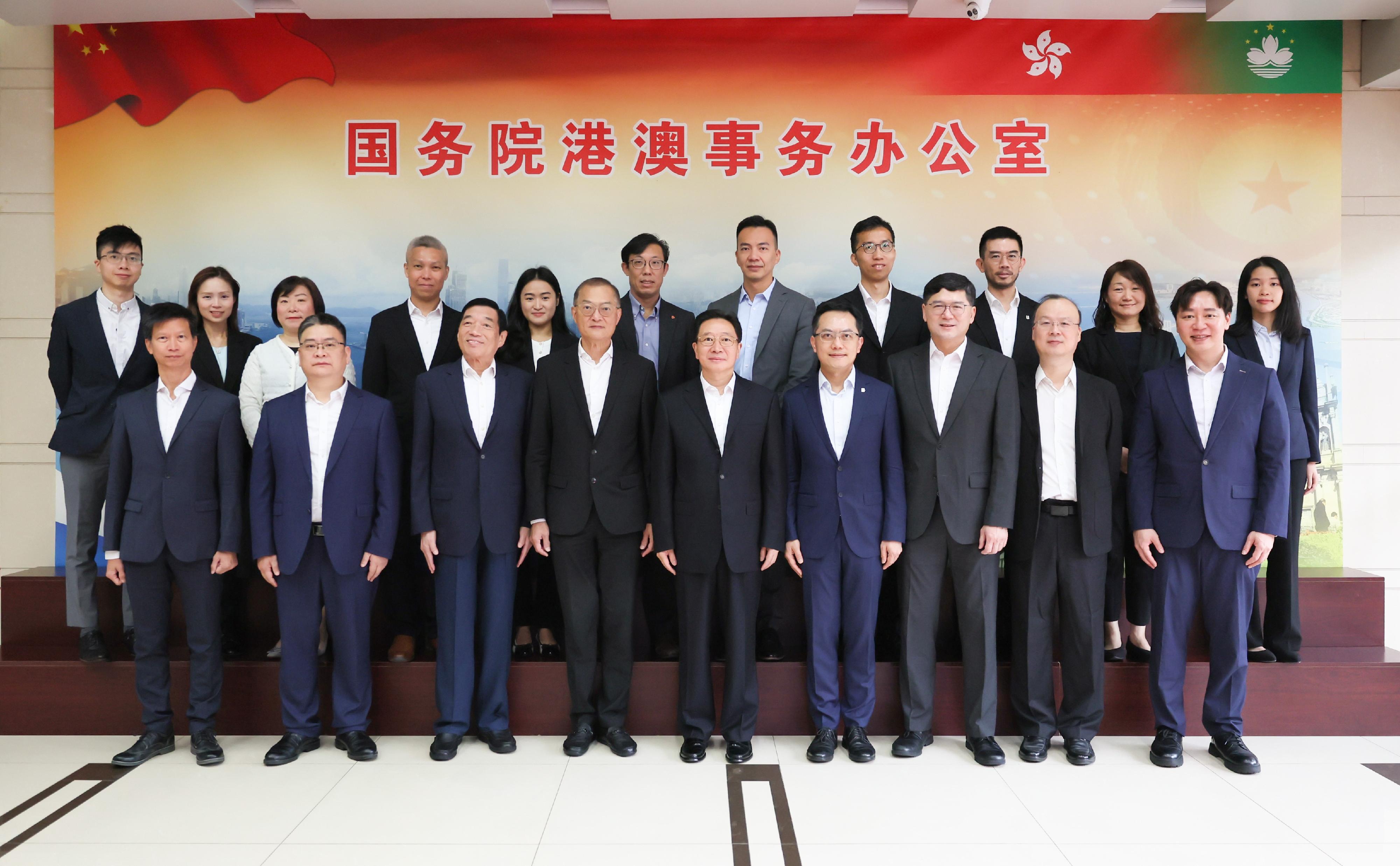 The Secretary for Health, Professor Lo Chung-mau, and his delegation called on the Executive Deputy Director of the Hong Kong and Macao Affairs Office of the State Council, Mr Zhou Ji, in Beijing today (September 27). Photo shows Professor Lo (front row, fourth left); Mr Zhou (front row, centre); the Director of Health, Dr Ronald Lam (front row, fourth right); Deputy Secretary for Health Mr Sam Hui (front row, first left); the Chairman of the Hospital Authority (HA), Mr Henry Fan (front row, third left); the Chief Executive of the HA, Dr Tony Ko (front row, third right), and other attendees before the meeting.