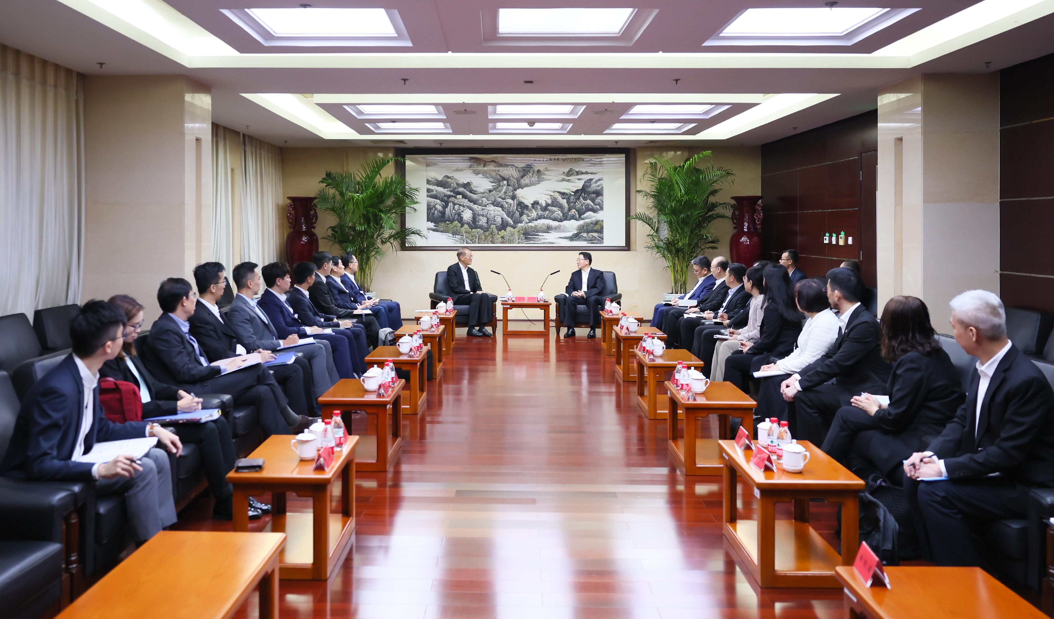 The Secretary for Health, Professor Lo Chung-mau (left), and his delegation call on the Executive Deputy Director of the Hong Kong and Macao Affairs Office of the State Council, Mr Zhou Ji (right), in Beijing today (September 27), introducing the latest developments of various healthcare reform initiatives in Hong Kong, including the initial achievements in the area of health and medical innovation.