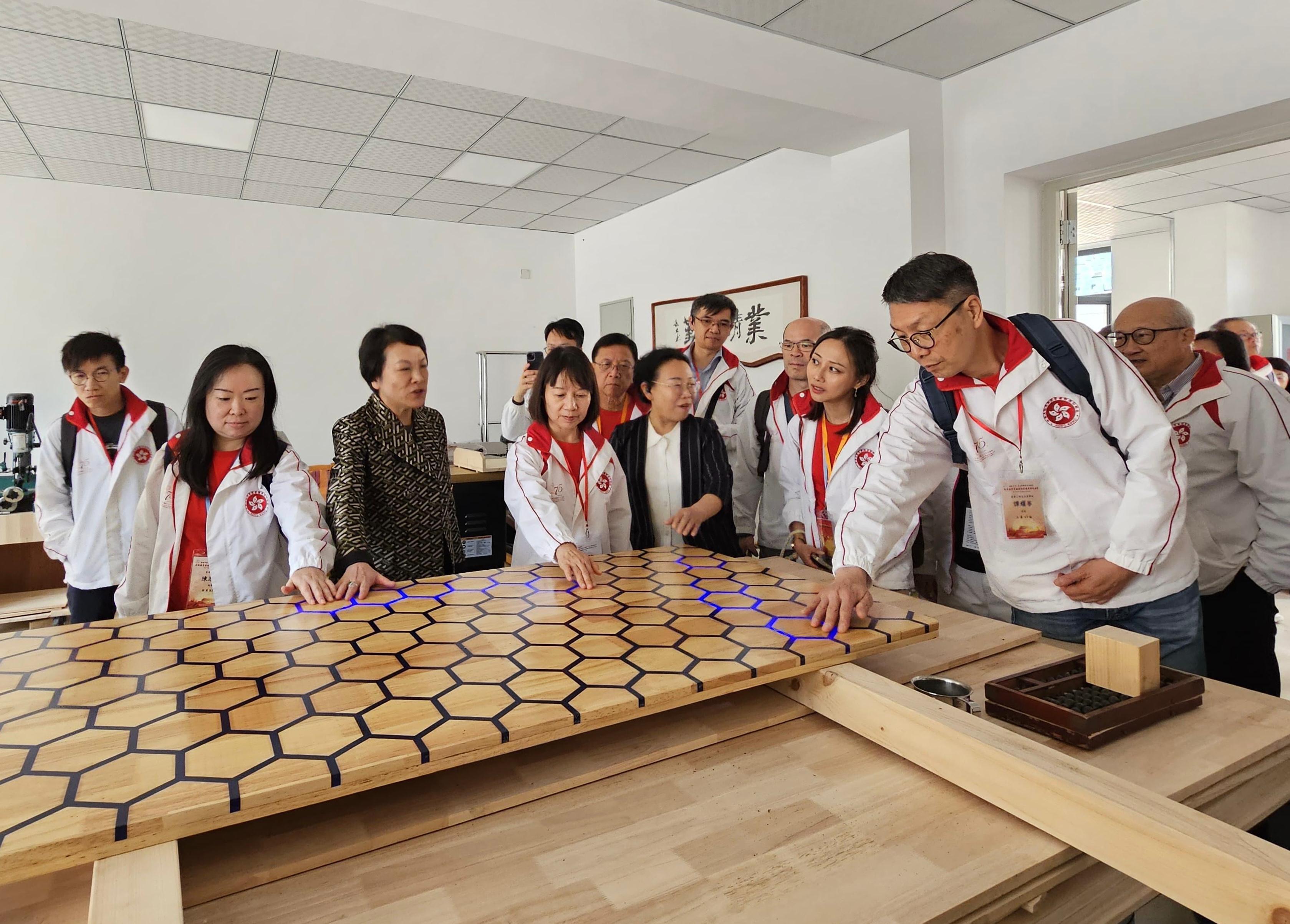 The 16th National Day and Professional Exchange Delegation from the Hong Kong Education Sector began its visit to the Mainland on September 23. Photo shows the Delegation visiting a STEM workshop at Shenyang No. 2 High School in Shenyang on September 24.