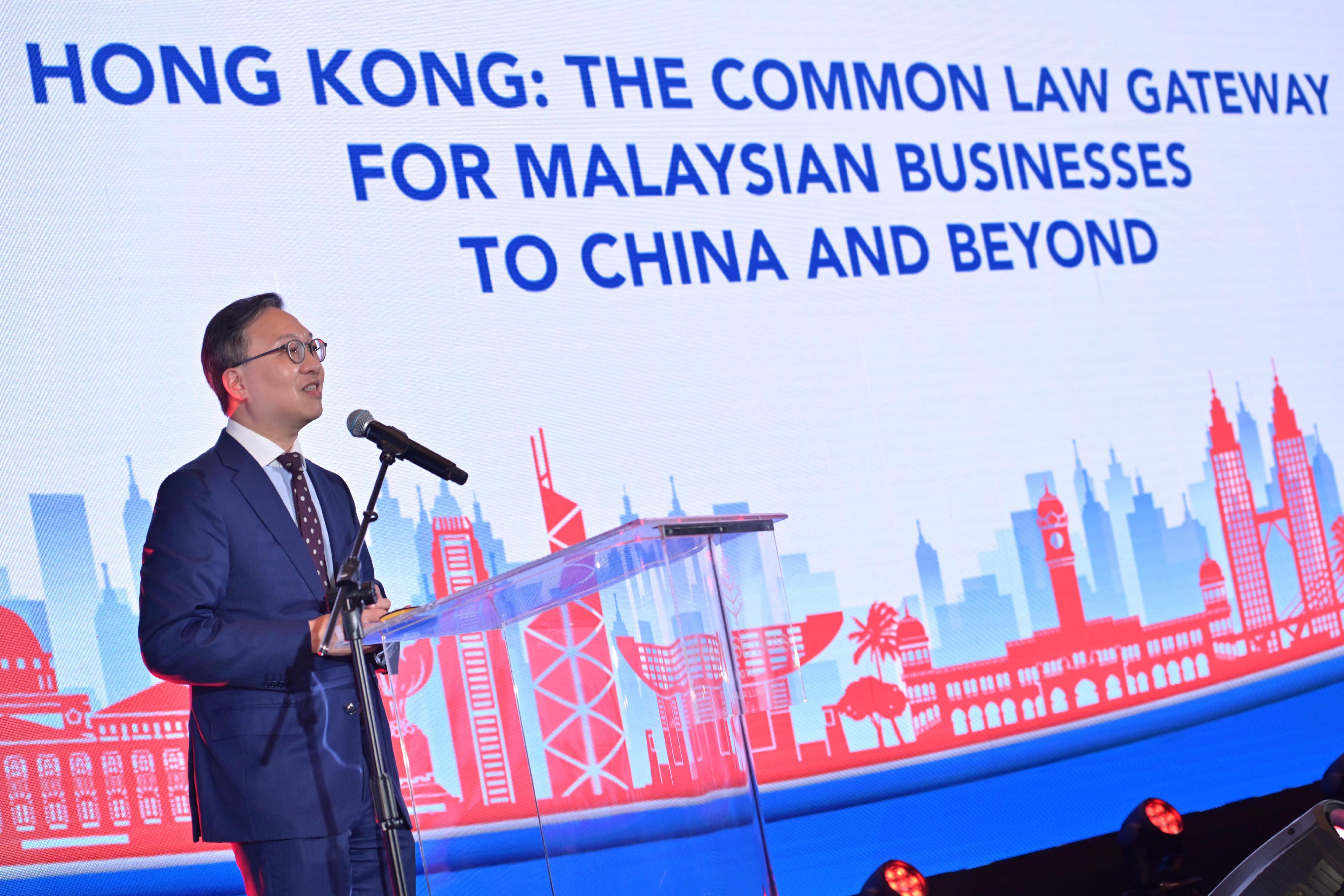 The Secretary for Justice, Mr Paul Lam, SC, leading a delegation comprising representatives from the Law Society of Hong Kong, the Hong Kong Bar Association and alternative dispute resolution organisations, attended a seminar titled "Hong Kong: The Common Law Gateway for Malaysian Businesses to China and Beyond", followed by an evening networking reception co-organised by the Department of Justice, the Hong Kong Economic and Trade Office in Jakarta and the National Chamber of Commerce and Industry of Malaysia in Kuala Lumpur, Malaysia today (September 26). Photo shows Mr Lam delivering his keynote address at the seminar.
