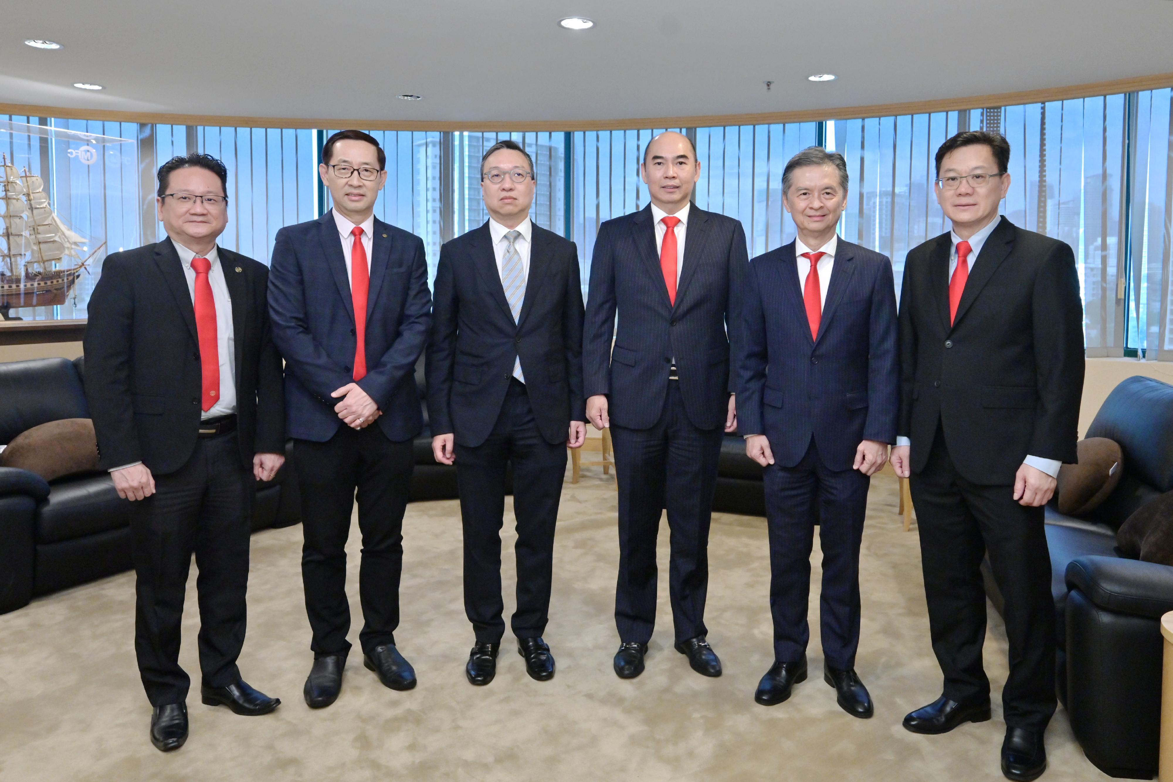 The Secretary for Justice, Mr Paul Lam, SC, leading a delegation comprising representatives from the Law Society of Hong Kong, the Hong Kong Bar Association and alternative dispute resolution organisations, continued his visit to Kuala Lumpur, Malaysia, today (September 27). Photo shows Mr Lam (third left), the Deputy President of the Associated Chinese Chambers of Commerce and Industry of Malaysia, Datuk Ng Yih Pyng (third right), with senior officials.