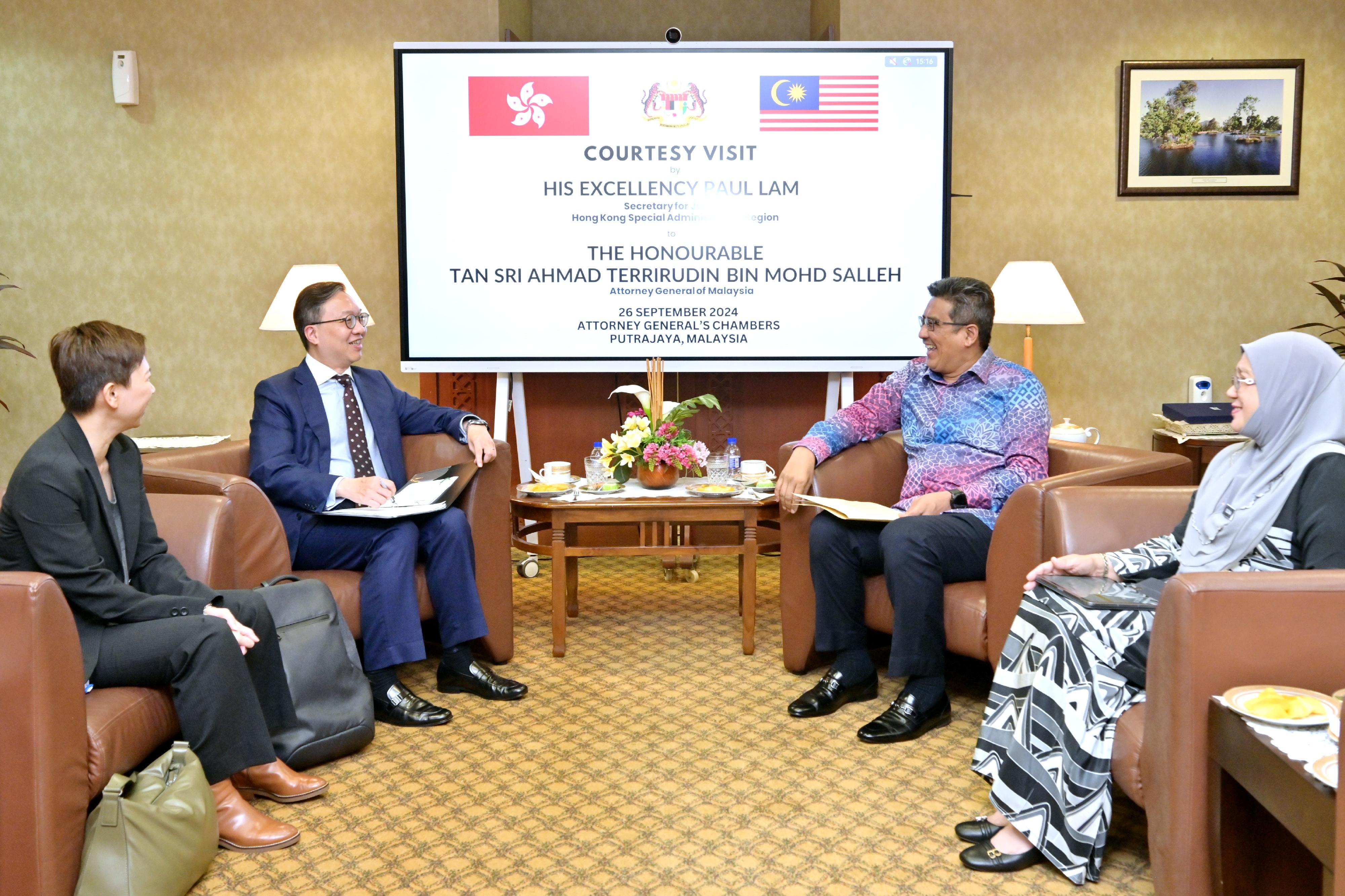 The Secretary for Justice, Mr Paul Lam, SC, leading a delegation comprising representatives from the Law Society of Hong Kong, the Hong Kong Bar Association and alternative dispute resolution organisations, commenced his visit to Kuala Lumpur, Malaysia, on September 26. Photo shows Mr Lam (second left) meeting with the Attorney General of Malaysia, Tan Sri Ahmad Terrirudin bin Mohd Salleh (second right), to exchange views on areas of common interest.
