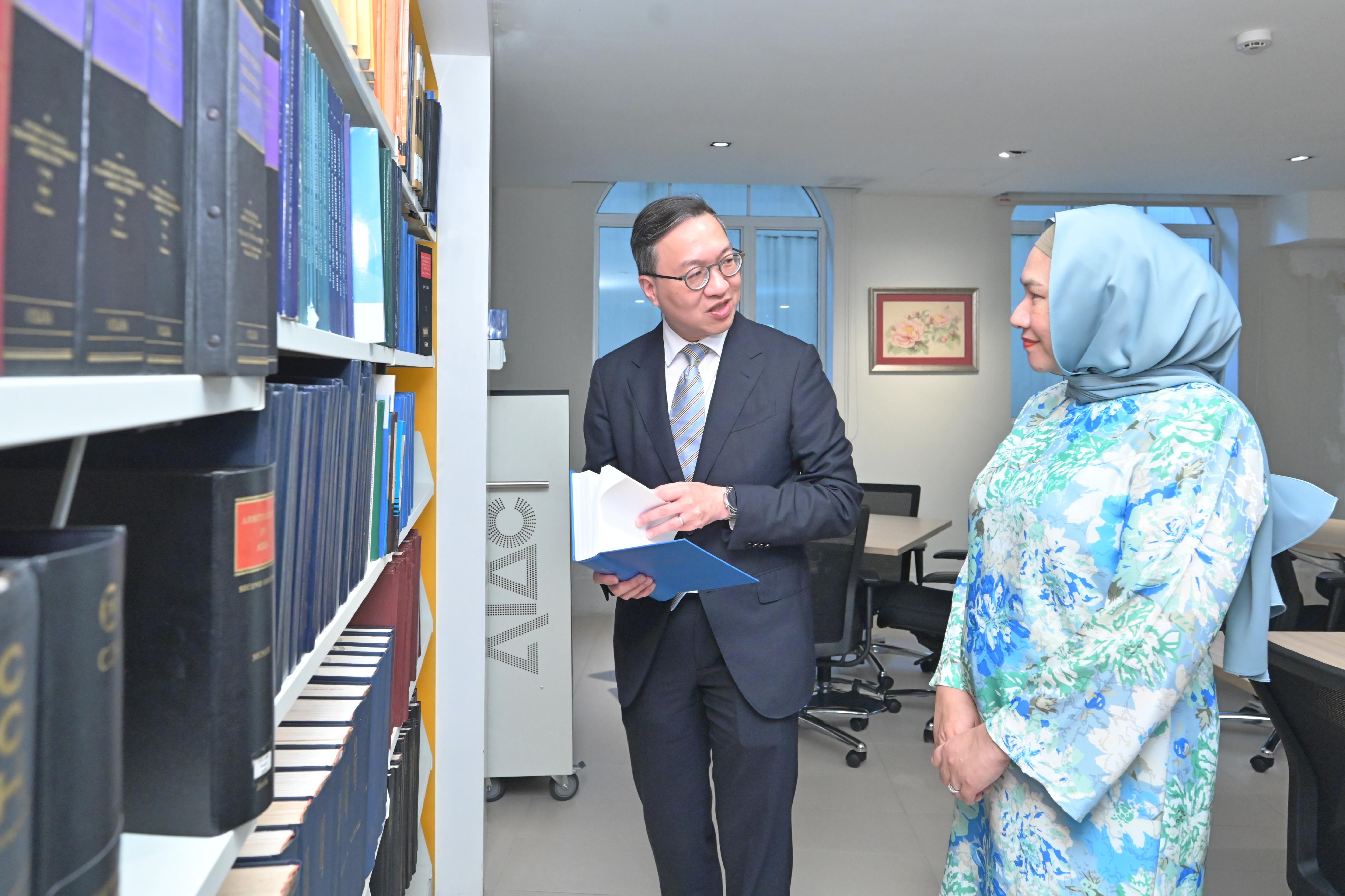 The Secretary for Justice, Mr Paul Lam, SC, leading a delegation comprising representatives from the Law Society of Hong Kong, the Hong Kong Bar Association and alternative dispute resolution organisations, continued his visit to Kuala Lumpur, Malaysia, today (September 27). Photo shows Mr Lam (left), accompanied by the Chief Executive Officer of the Asian International Arbitration Centre, Datuk Almalena Sharmila Johan (right), visiting the Asian International Arbitration Centre.
