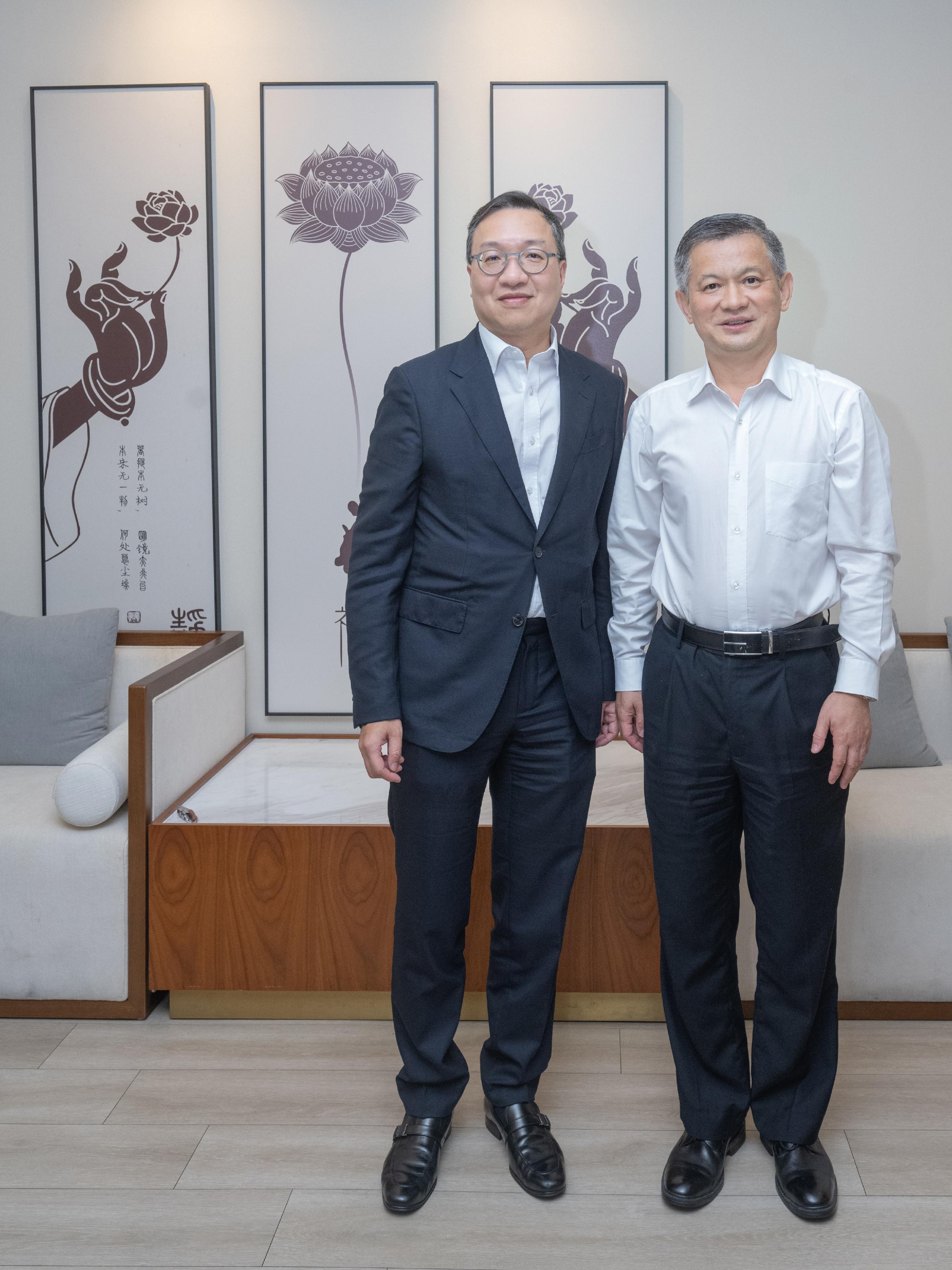 The Secretary for Justice, Mr Paul Lam, SC, leading a delegation comprising representatives from the Law Society of Hong Kong, the Hong Kong Bar Association and alternative dispute resolution organisations, continued his visit to Kuala Lumpur, Malaysia today (September 27). Photo shows Mr Lam (left) meeting with the Chargé d'Affaires of the Chinese Embassy in Malaysia, Mr Zheng Xuefang (right).
