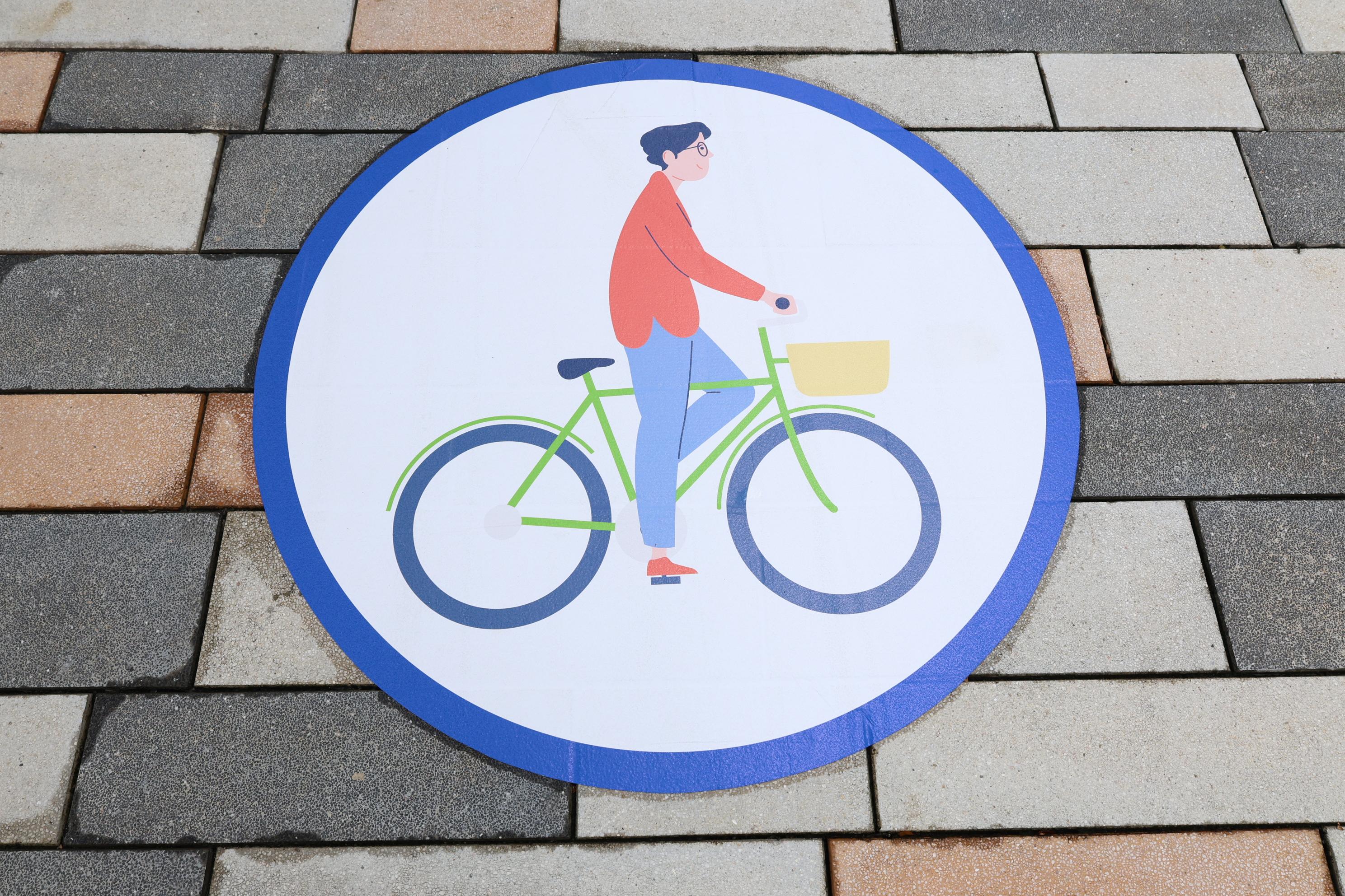 The first section of the GreenWay in Kai Tak Development is open to the public today (September 27). Photo shows a guiding ground marking on the GreenWay for cyclists. 