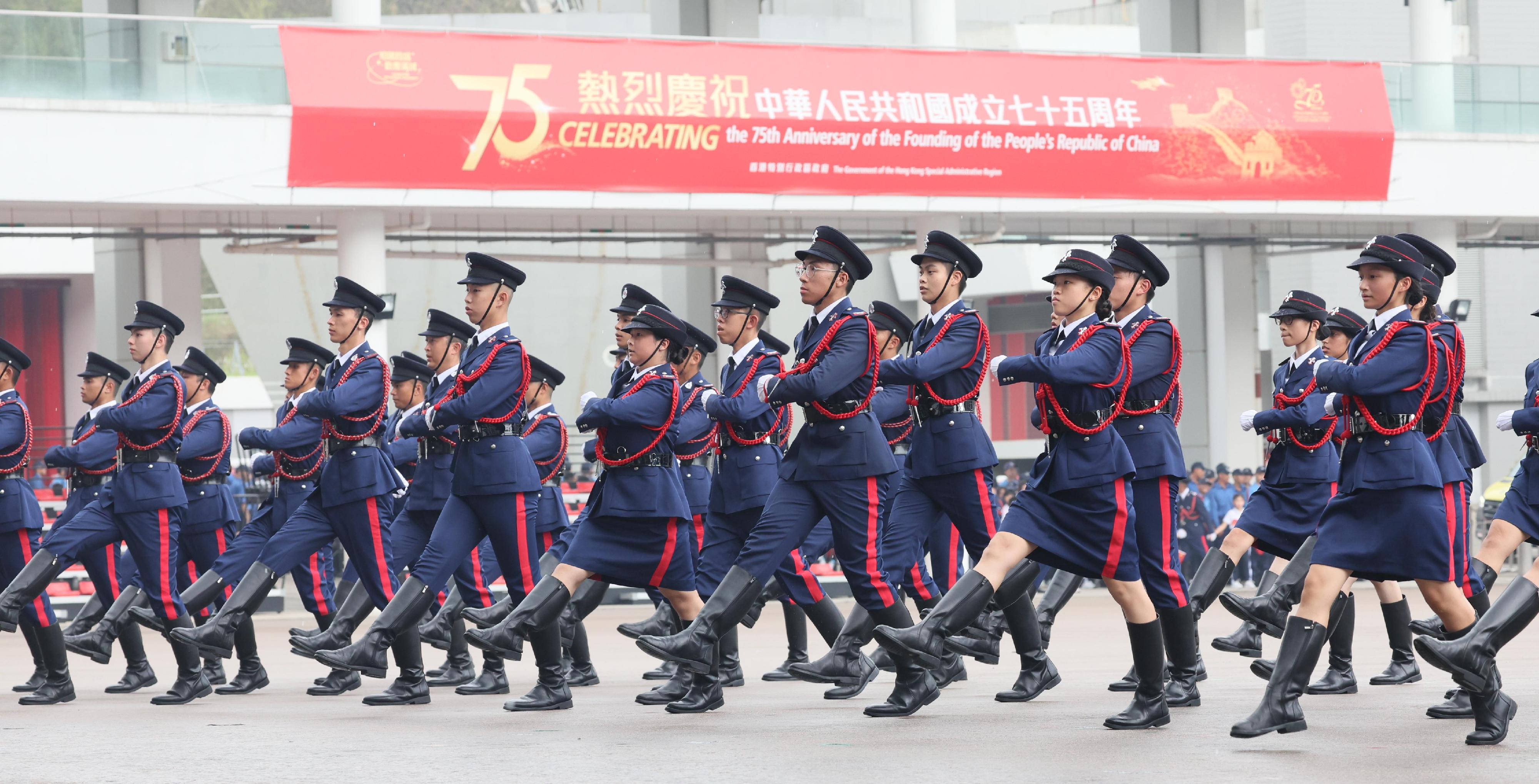 保安局局长邓炳强今日（九月二十八日）出席由消防处举行的「庆祝中华人民共和国成立七十五周年消防及救护青年团大汇操」，检阅青年团队伍。图示青年团仪仗队联同消防处仪仗队进行中式步操表演。
