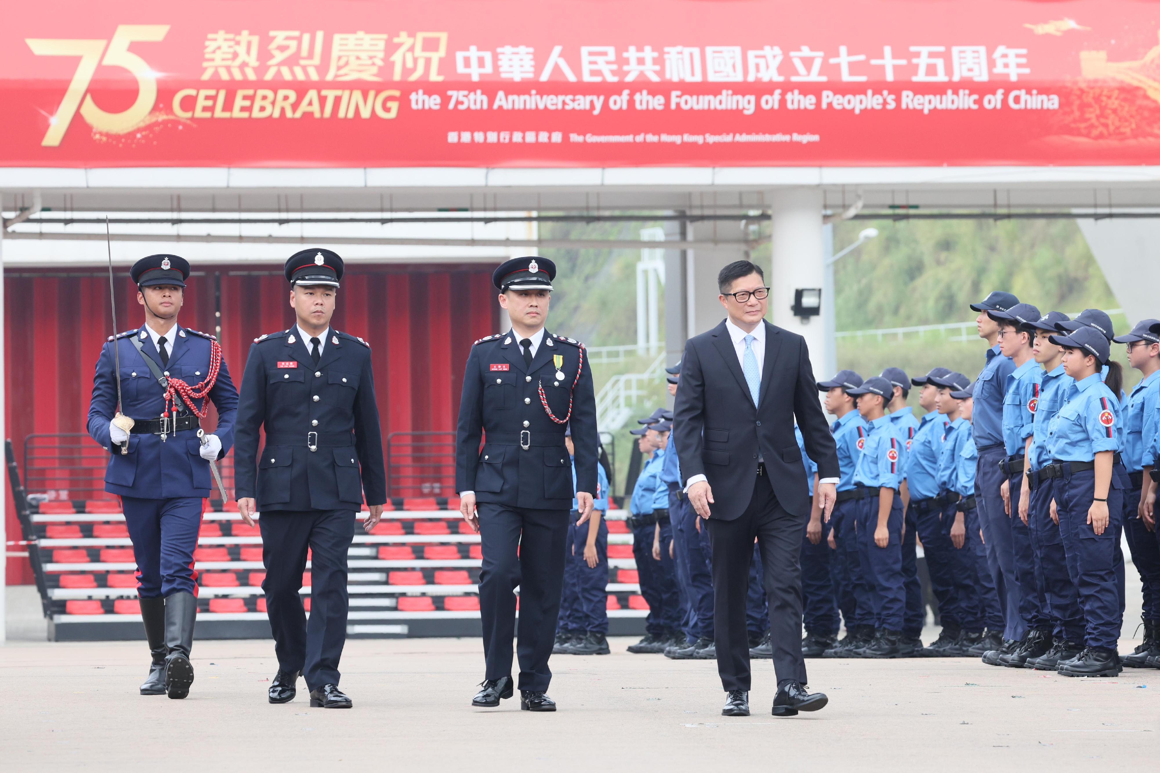 保安局局长邓炳强今日（九月二十八日）出席由消防处举行的「庆祝中华人民共和国成立七十五周年消防及救护青年团大汇操」，检阅青年团队伍。活动共有约250名青年团团员参与。图示邓炳强（左四）检阅青年团团员。
