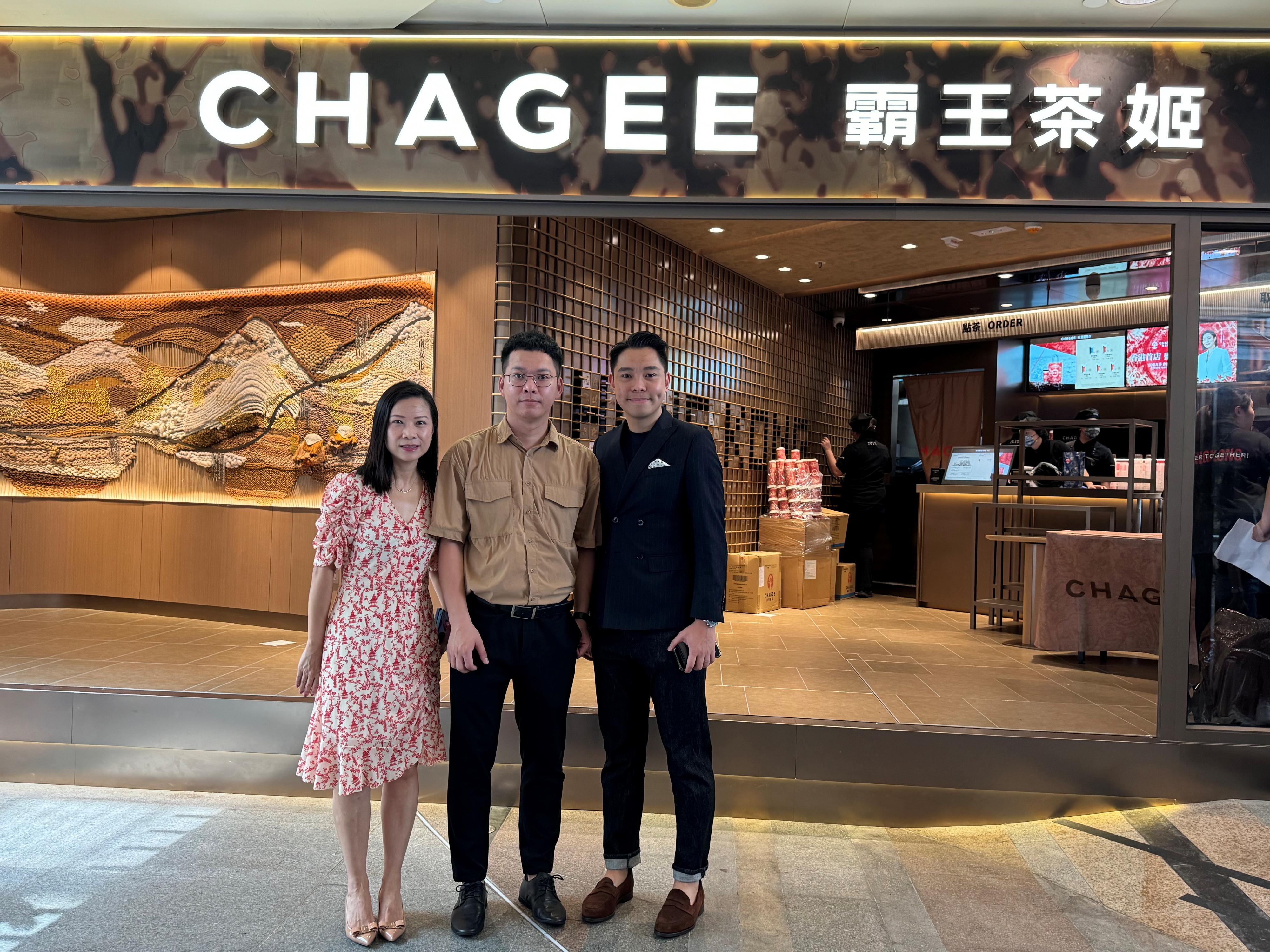 Invest Hong Kong (InvestHK) announced that Chinese tea chain Chagee officially opened its first store in Hong Kong today (September 28), leveraging the city’s status as an international financial centre and business hub to further raise its brand awareness globally. Photo shows (from left) the Head of Tourism and Hospitality at InvestHK, Ms Sindy Wong; the Operation Director of Hong Kong and Macau, Chagee, Mr Rex Ho; and Senior Vice President, Tourism and Hospitality at InvestHK, Mr Raymond Hou.

