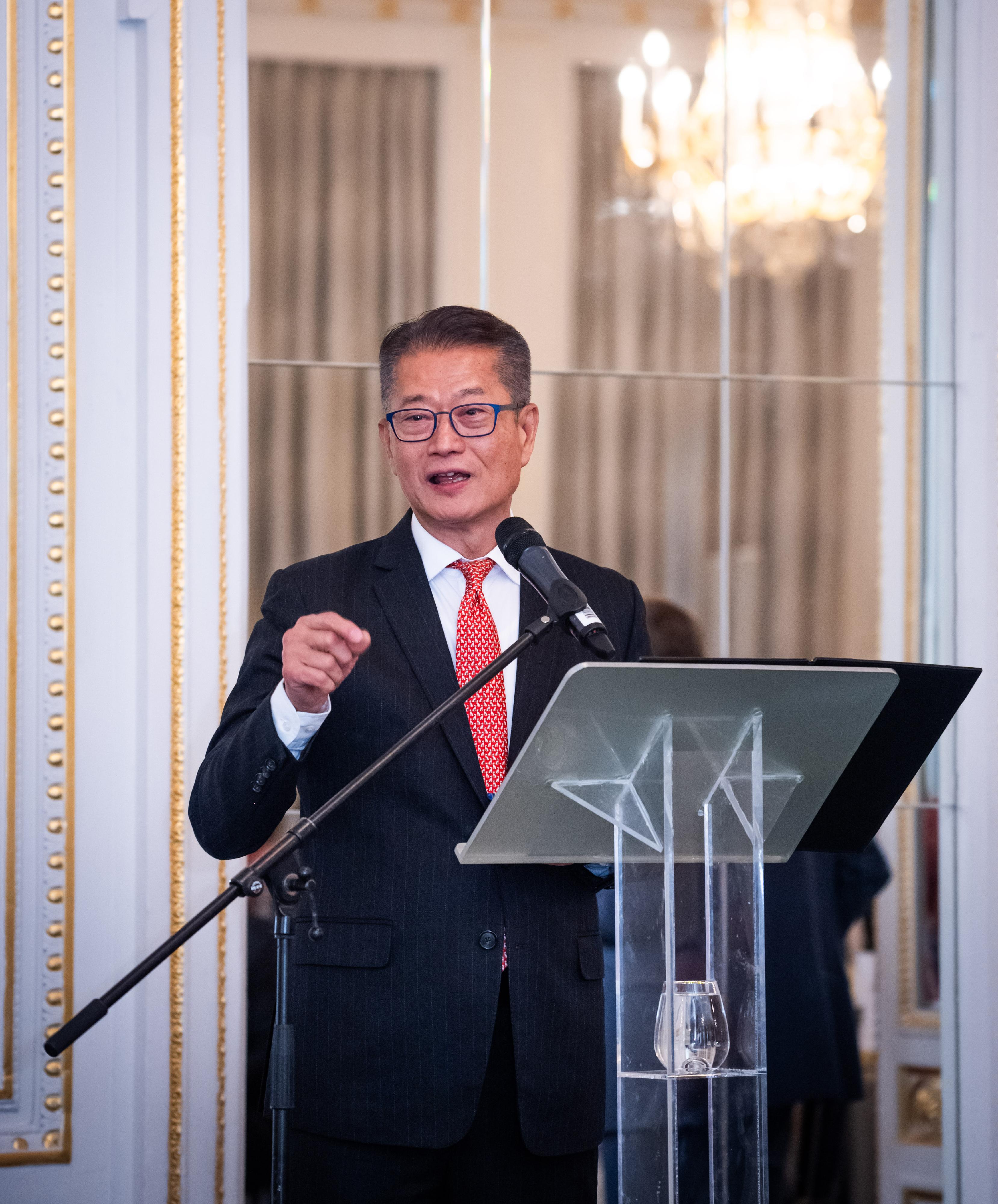 The Financial Secretary, Mr Paul Chan, continued his visit programme in London, the United Kingdom, on September 27 (London time). Photo shows Mr Chan speaking to more than 120 guests from the political and business communities at a luncheon hosted by the Hong Kong Association.