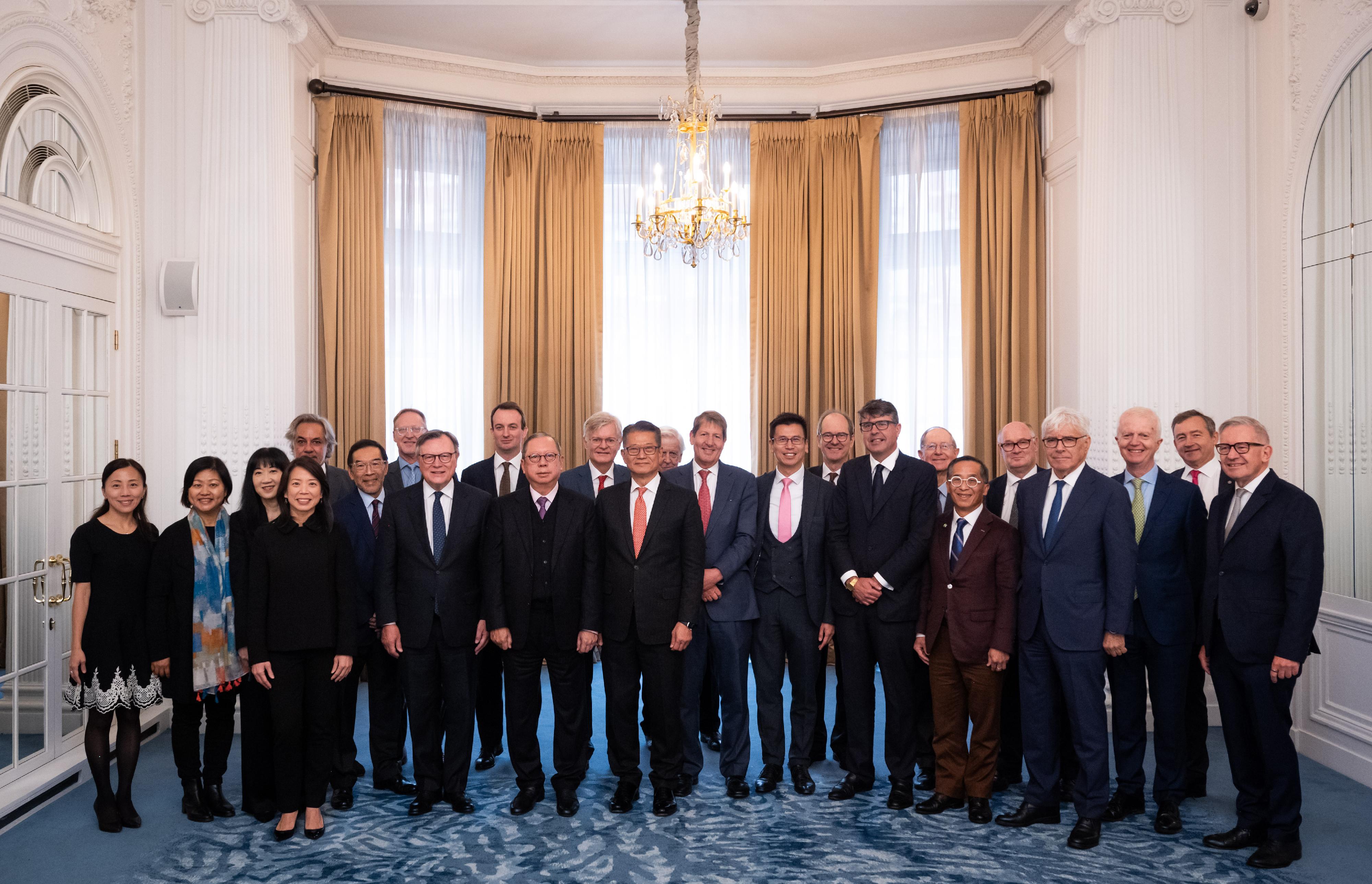 The Financial Secretary, Mr Paul Chan, continued his visit programme in London, the United Kingdom, on September 27 (London time). Photo shows Mr Chan (front row, eighth left) in a group photo with members of the Hong Kong Association Committee and other guests at the luncheon hosted by the Hong Kong Association.