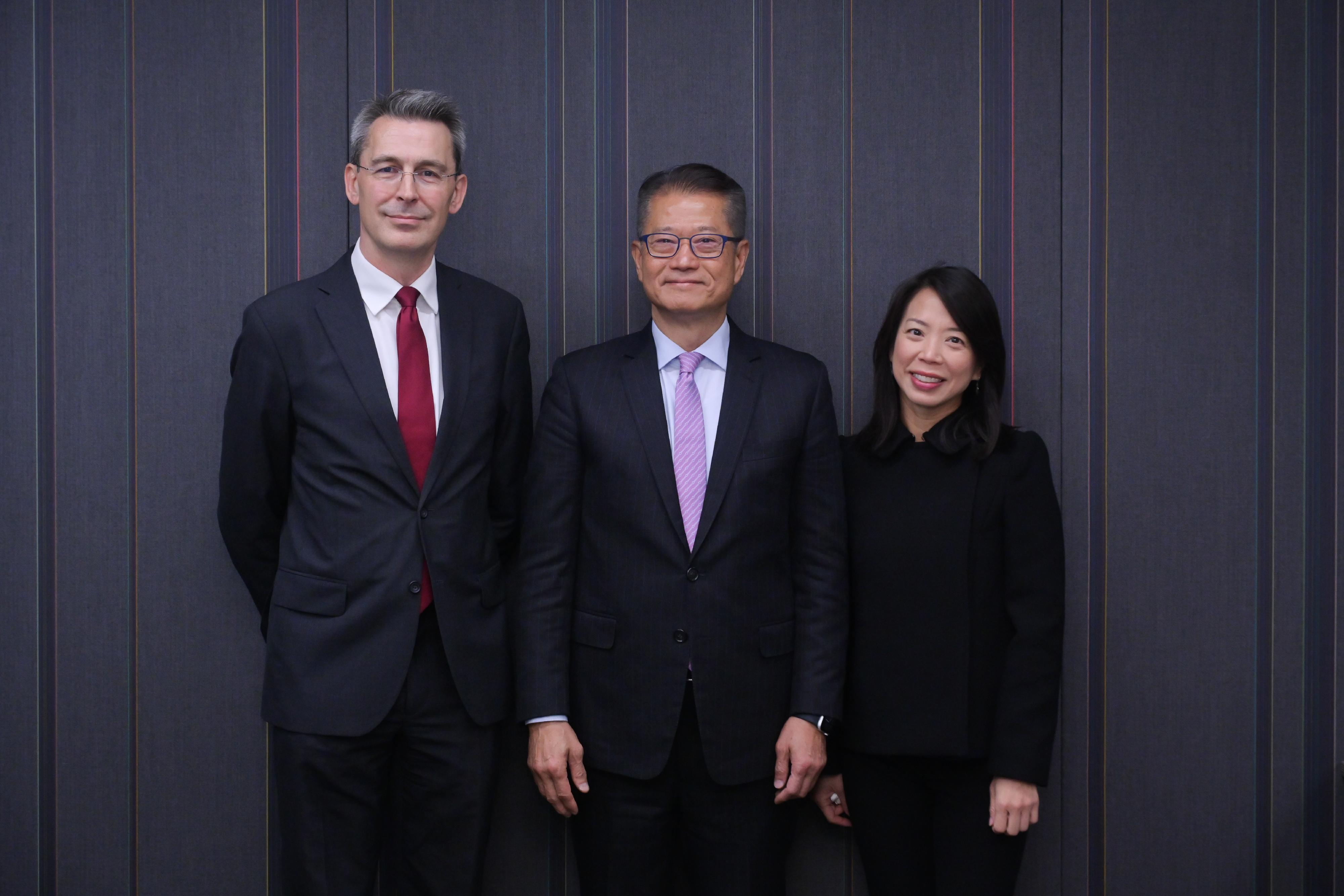 The Financial Secretary, Mr Paul Chan, continued his visit programme in London, the United Kingdom, on September 27 (London time). Photo shows Mr Chan (centre) meeting with the Chief Executive Officer of  The CityUK Leadership Council, Mr Miles Celic (left).  The Chief Executive Officer of HSBC Hong Kong, Ms Luanne Lim (right), is also present.