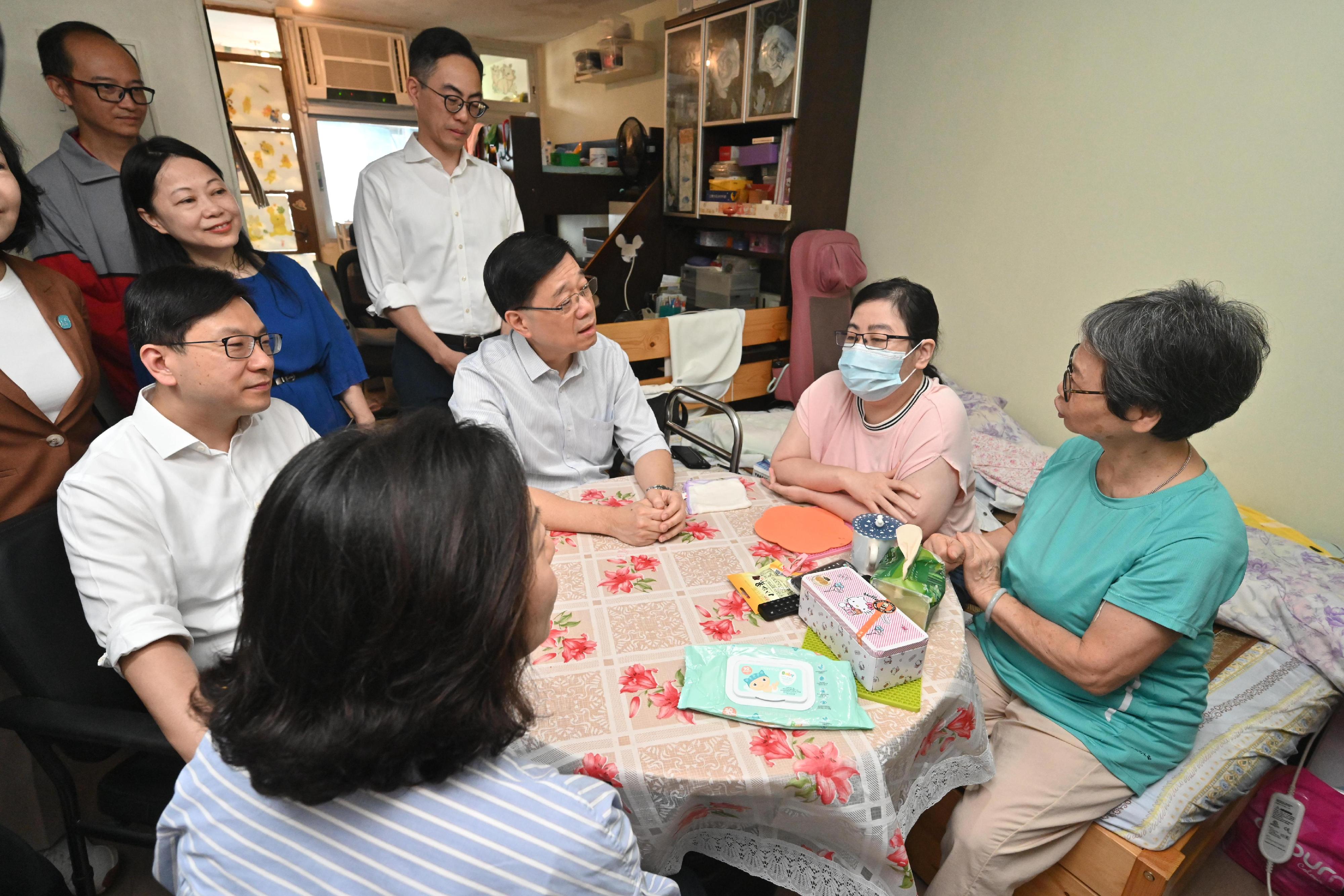 行政长官李家超今日（九月二十八日）到访沙田区，就新一份《施政报告》听取市民意见。图示李家超（前排左二）和劳工及福利局局长孙玉菡（前排左一）探访一个居住在禾輋邨的残疾人士和照顾者家庭。

