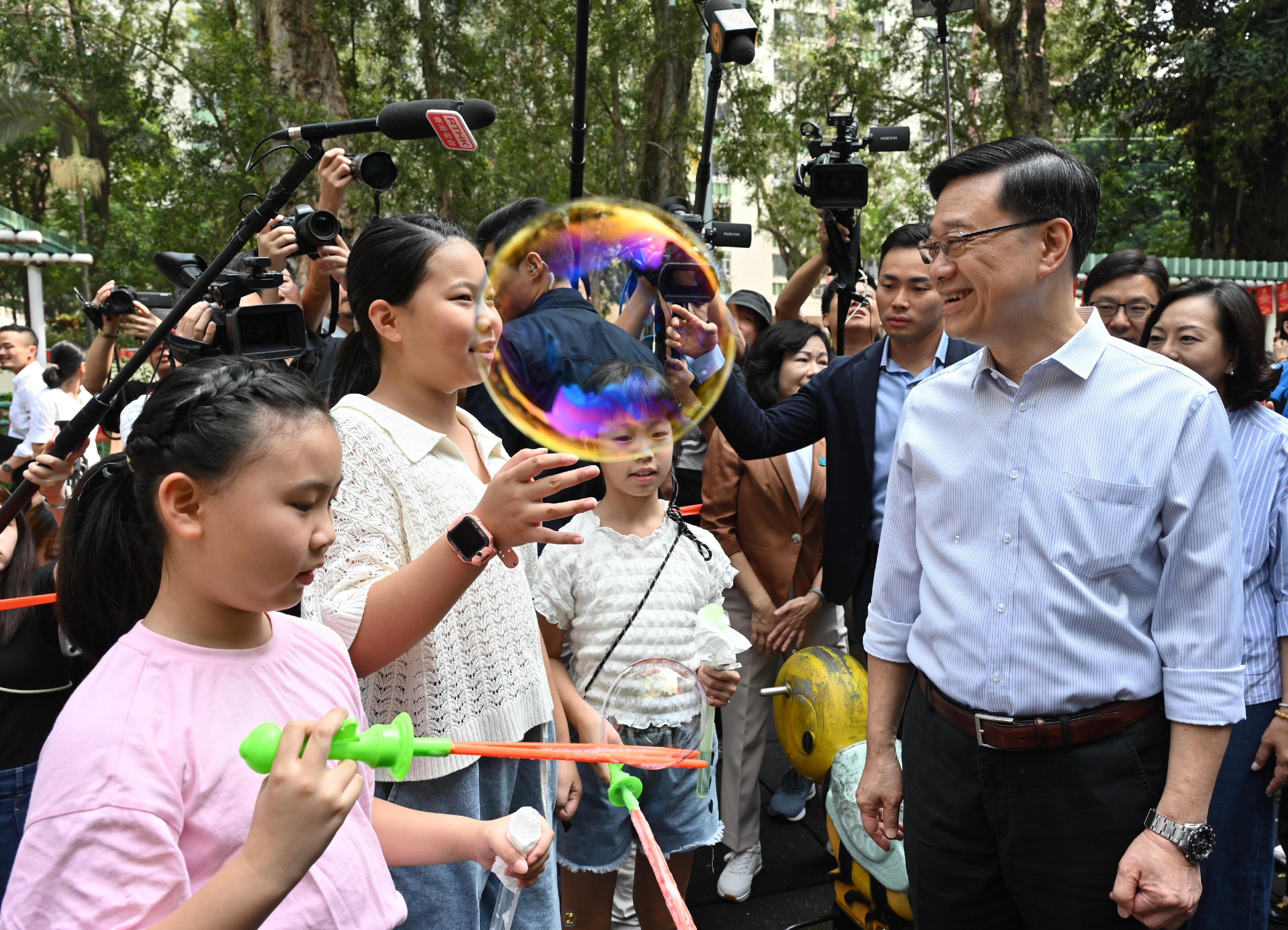 行政长官李家超今日（九月二十八日）到访沙田区，就新一份《施政报告》听取市民意见。图示李家超（右一）和市民在公园交流。
