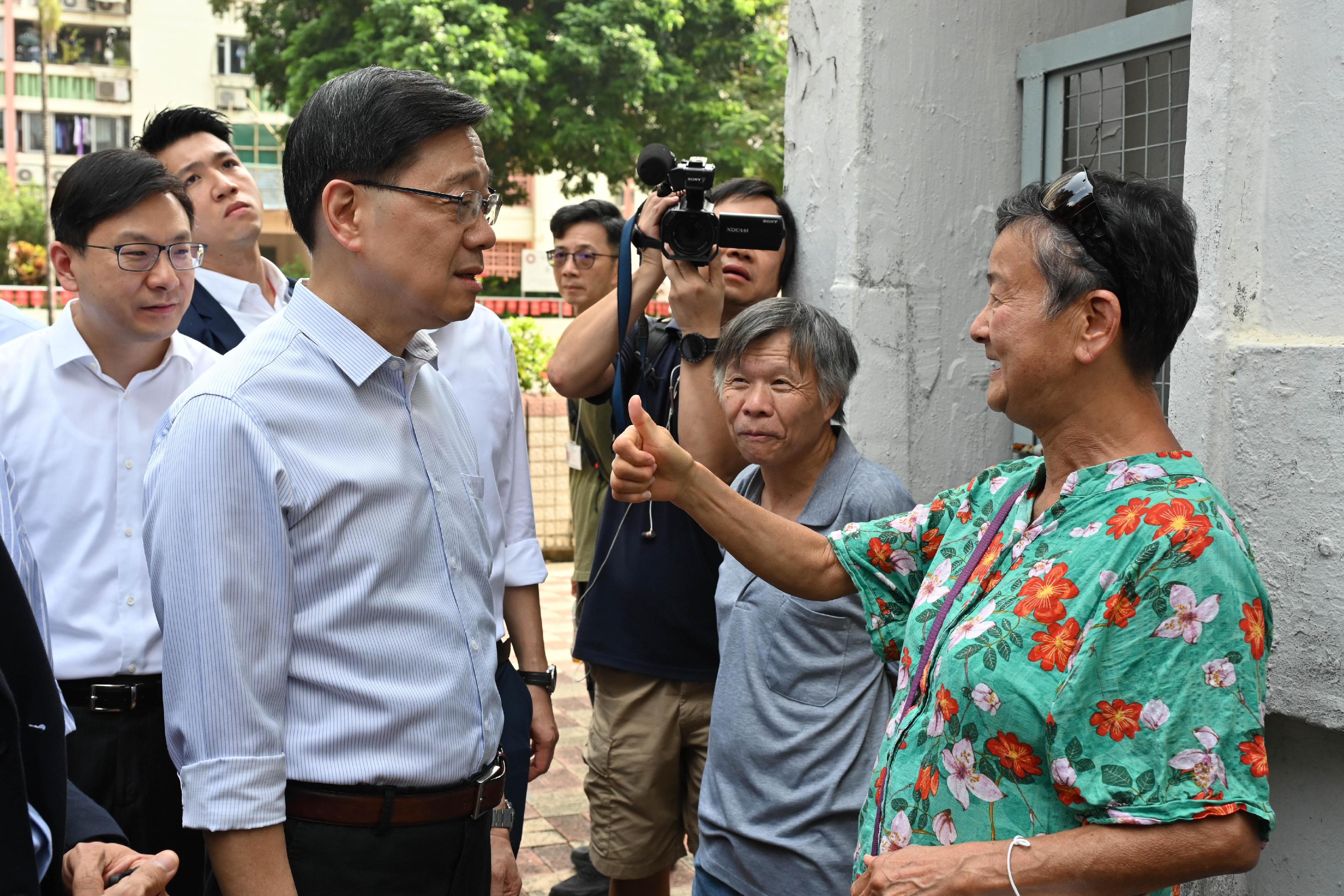 行政长官李家超今日（九月二十八日）到访沙田区，就新一份《施政报告》听取市民意见。图示李家超（左三）和市民交流。旁为劳工及福利局局长孙玉菡（左一）。
